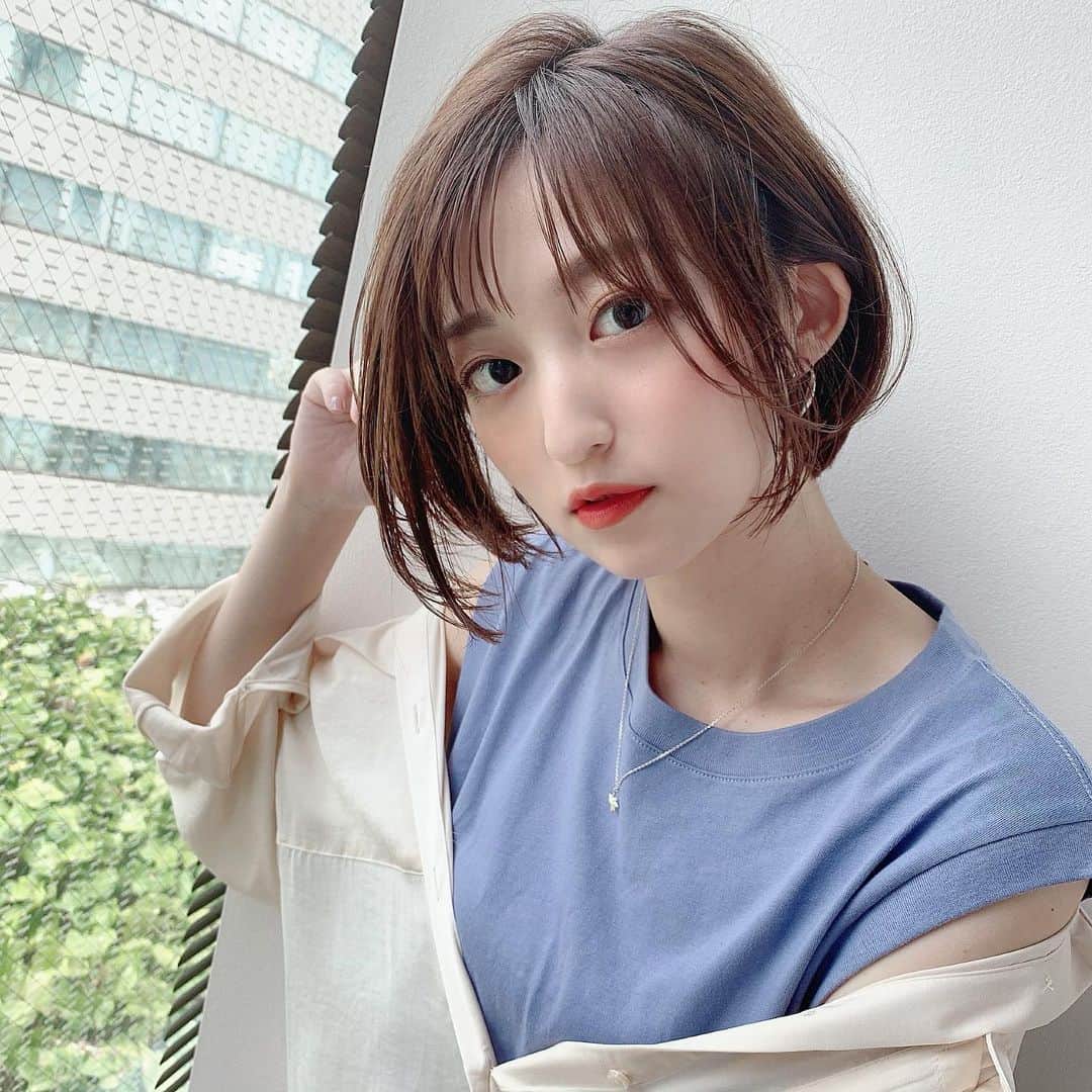 のインスタグラム：「﻿ ﻿ ﻿ ﻿ 衣装できた青いトップスが好みで﻿ 今さら夏服買いたいんだけどどこも売り切れ。﻿ ﻿ ﻿ やっぱりブルーが好き。﻿ 髪の毛切ってからより好きになったな〜﻿ ﻿ ﻿ あなたは何色が好き？♥︎﻿ ﻿ ﻿ #ブルー #でもイエベ #今の長さ自分的にベスト」