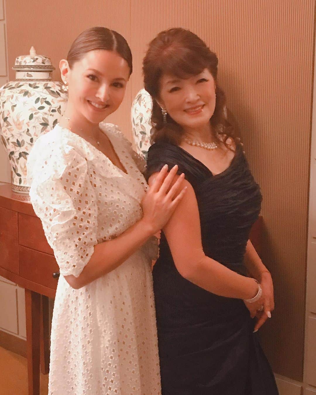 橋本麗香のインスタグラム：「Happy Birthday Mommy 💖 🌹🌹🌹🌹🌹🌹🌹🌹🌹🌹🌹🌹🌹🌹」