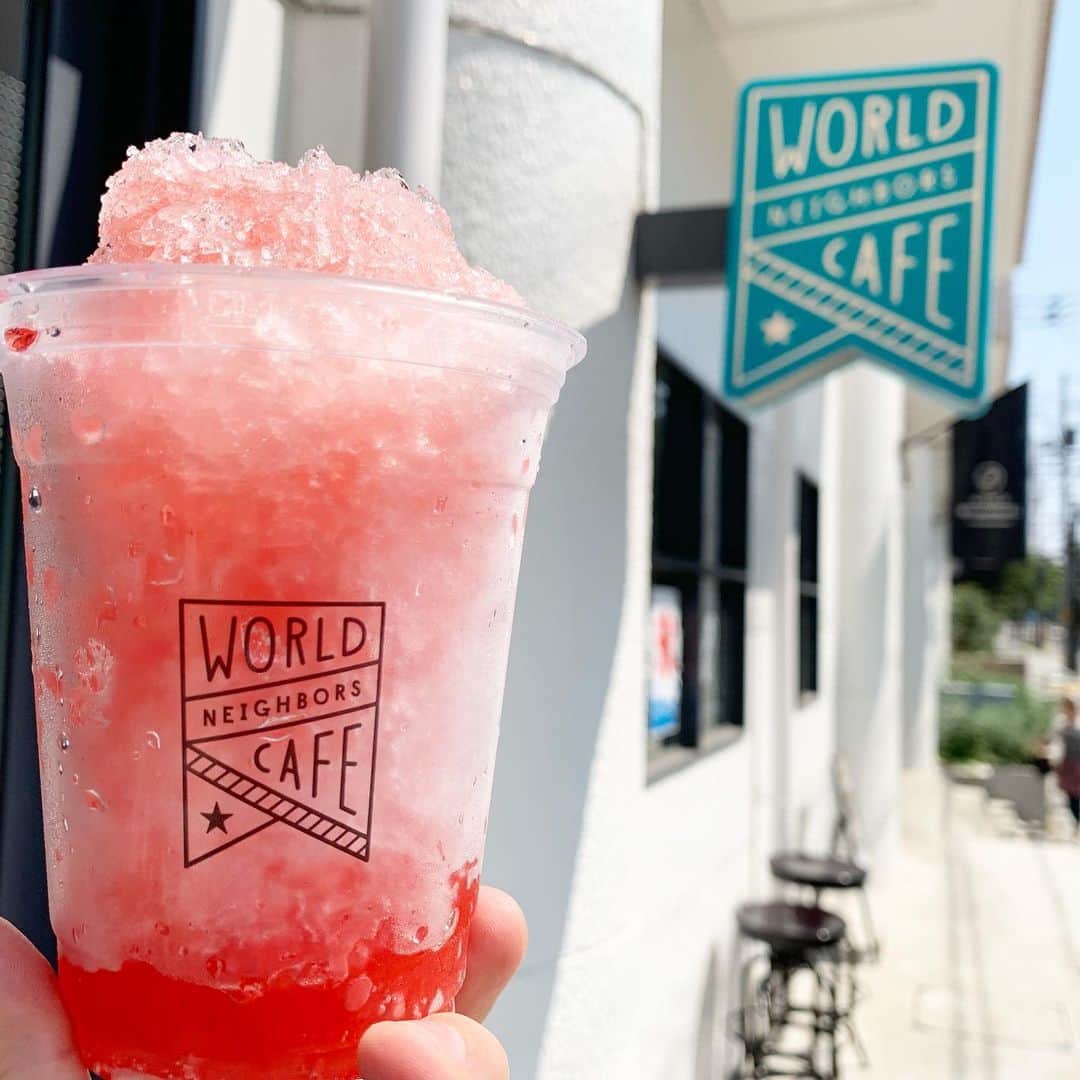 WorldNeighborsCafe/SoooLiquidのインスタグラム：「こんにちは🌞 かき氷やってます🍧 種類は •ザクロ •ソーダ🥤 •イチゴ🍓 です！  店内、テイクアウトどちらも可能です！ 本日も21時までお待ちしております。  #worldneighborscafe」