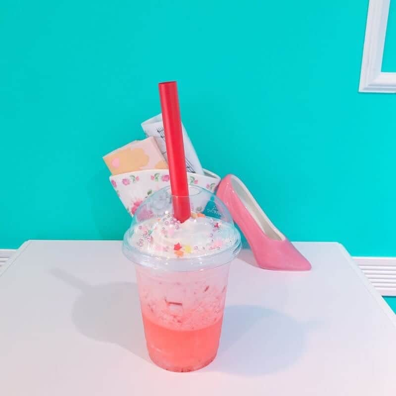 CHOCOさんのインスタグラム写真 - (CHOCOInstagram)「🍓🦄🍓🦄🍓🦄🍓 . #ブルー×ピンクの店内が話題の吉祥寺カフェ🍹✨ . 6月にオープンしたばかりのおしゃれなカフェ😍 自家製カルピスのイチゴ味をオーダーしたよ🍓💕 どこで写真を撮ってもかわいいっ🎶 . . #シュガーリリー #イチゴ味自家製カルピス #吉祥寺 #linefriends #withCHOCO」8月19日 11時57分 - this_is_choco