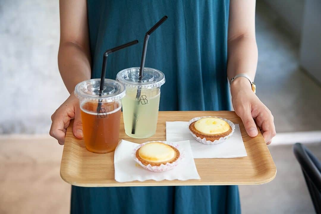 BAKE CHEESE TART OFFICIALさんのインスタグラム写真 - (BAKE CHEESE TART OFFICIALInstagram)「夏のかわいた喉にうれしい、﻿ 水出し玉露 & 水出しくきほうじ茶。﻿ ﻿ 約60年の歴史の中で13人にのみ授与された、﻿ 「茶師十段」の称号を持つ5代目が当主の﻿ 京都『祥玉園』の最上ランクの茶葉をセレクトしました。 ﻿ ﻿ 〈水出し玉露〉﻿ ■ 水出しならではの鮮やかなみどりが美しい﻿ ■ 深い甘みとコクが特徴でプレーンのチーズタルトとピッタリ ﻿ ﻿ 〈水出しくきほうじ茶〉﻿ ■ 香ばしい味わいで心やすらぐ﻿ ■ プレーンはもちろん、フレーバーのチーズタルトにも◎﻿ ﻿ ドリンクセットにもできるので、﻿ ぜひBAKE CHEESE TART のカフェスペースにて﻿ 涼みがてらティータイムをお楽しみください✨ ﻿ ﻿ 🌿水出し玉露・ほうじ茶 販売店舗﻿ 自由が丘店﻿ テラスモール湘南店﻿ コトチカ京都店﻿ ﻿ #緑茶﻿ #水出し緑茶﻿ #宇治茶﻿ #ほうじ茶﻿ #茶師十段﻿ #夏スイーツ﻿ #季節を楽しむ ﻿ #季節を感じる﻿ #夏﻿ #食べ歩き﻿ #おやつ ﻿ #おやつの時間﻿ #おやつタイム﻿ #今日のおやつ﻿ #スイーツ﻿ #スイーツ部 ﻿ #スイーツ好き ﻿ #デザート﻿ #お菓子 ﻿ #甘党 ﻿ #カフェ﻿ #カフェ好き﻿ #自由が丘カフェ﻿ #tokyocafe﻿ #bake﻿ #bakeチーズタルト ﻿ #bakecheesetart」8月19日 12時00分 - bakecheesetart