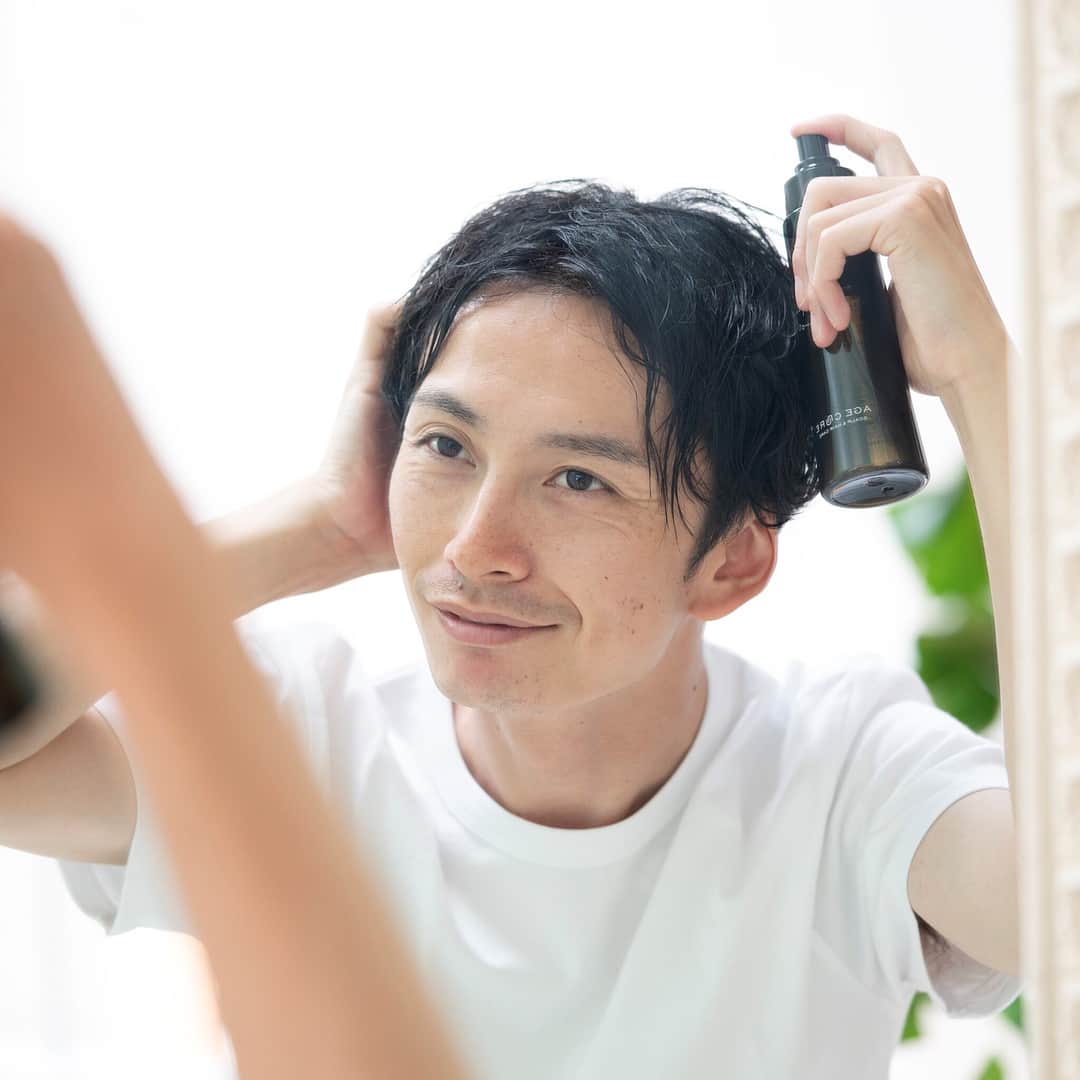 フォードヘア化粧品のインスタグラム：「・ 【AGE CARE】 長く使える「天然由来成分」 なりたいのは、頭皮が美しい人✨ ・ ヘアサイクルを正常に整え、 「男性・女性型脱毛症」両方にアプローチ。 天然由来の処方品質の薬用育毛剤🎶 ・ FORD公式アカウント💁 @ford_hair_cosmetics ・ #フォードヘア化粧品 #fordhaircosmetics #サロン専売品 #ヘアサロン #美容師さんと繋がりたい #エイジキュア #agecure #エイジケア #agecare #ヘアケア #haircare #クレイシャンプー #クレイヘアパック #育毛剤 #ユニセックス #ボタニカル #自然派 #天然由来成分 #ニオイケア #エイジングケア #シャンプー #ヘアパック #頭皮ケア #ミネラル #ボタニカル」