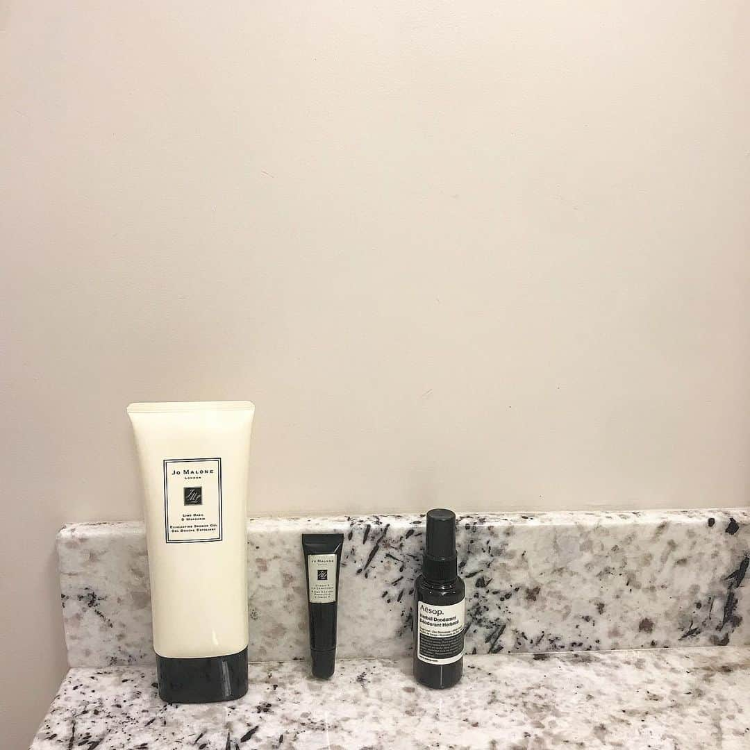 渡辺由香さんのインスタグラム写真 - (渡辺由香Instagram)「#cosme #cosmetics  #ripstick #bodyscrub #jomalone  #bodymist #aesop  最近、久しぶりに夏を満喫してるから 日焼けで肌ケアがマストに！ いつメンからBDにもらったjo malone のボディースクラブと王道のリップ 定番だけにいい贅沢コスメは気分が上がるね #thanks ハワイでGETしたAesopのボディースプレーも好みの香りで気分が上がる 香りがいいものを使いたい派です。  コスメやヘルシーライフに特化した 取材を受けてきたので これからUPされたらまたお伝えしまーす^_^ #コスメ #ジョマロン #イソップ #王道コスメ  #コスメ部 #アラフォーはケアせねば」8月19日 12時05分 - yukawatanabe_hanabo