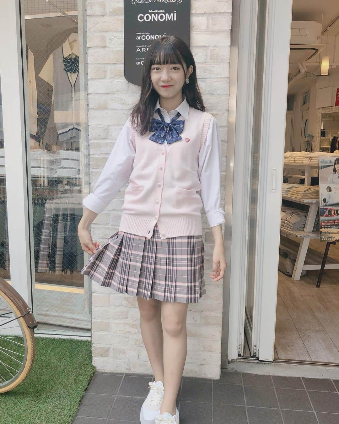 制服専門店CONOMiさんのインスタグラム写真 - (制服専門店CONOMiInstagram)「. ピンクベストコーデ🎀 ・ ・ モデル (望月愛実) 身長☞158cm 着用ベストサイズ☞M ・ ・ ・ ベスト¥5,200 スカート¥9,800 リボン¥1,800 ※全て税抜きの価格です。  #CONOMi #制服 #制服コーデ #高校生 #学校 #スカート #リボン #デスラビッツ #デスラビ」8月19日 12時09分 - conomi_official