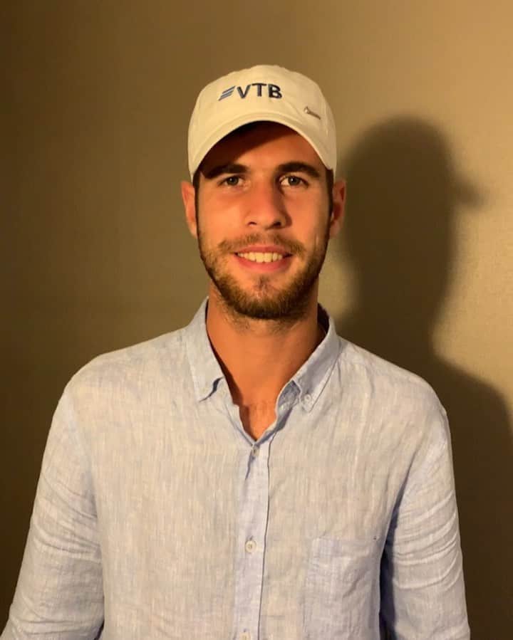 カレン・ハチャノフのインスタグラム：「I am very honoured to announce my partnership with VTB Bank. Its a privilege and an honour to partner with such a prestigious company. I can’t wait to see what the future holds!  //  Очень рад объявить о моем новом партнерстве с Банком ВТБ. Для меня большая честь сотрудничать с такой престижной компанией. Я не могу дождаться, чтобы увидеть, что ждет нас в будущем! @bankvtb  #VTB #VTBRussia #Partnership #GlobalAmbassador #ВТБ」