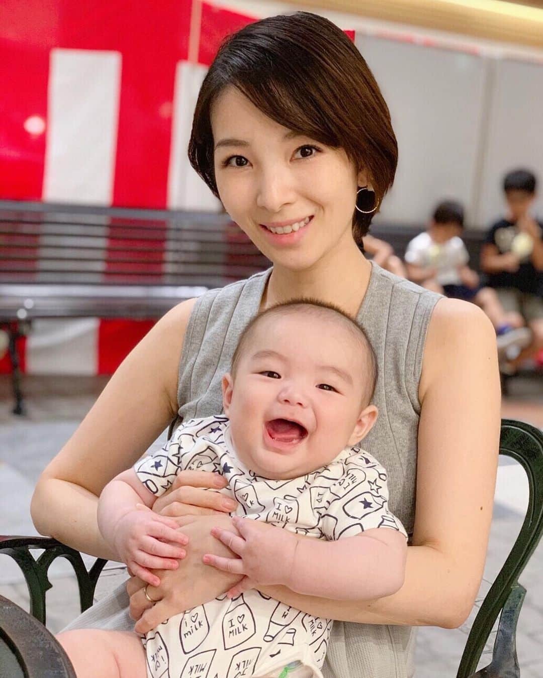 のインスタグラム：「Family time :)) お盆休みほぼ引きこもりの我が家でしたが、最終日はお出かけしました〜🚙 ・ たまたま縁日をやっていたので色んな音を聞いたり、お店の方へ手を伸ばしたりしてご機嫌な様子の息子が見れてよかったです(o^^o) ・ 最近はベビーカーより抱っこが好きみたい。 ママは抜け毛がすごくてハゲそうよ😂 ・ ・ ・ #もうハゲてるのかもしれない #抜けすぎ #産後の抜け毛 #はやく生えておいで #謎の背景 #familiytime #momandson #小指ぎゅっ」