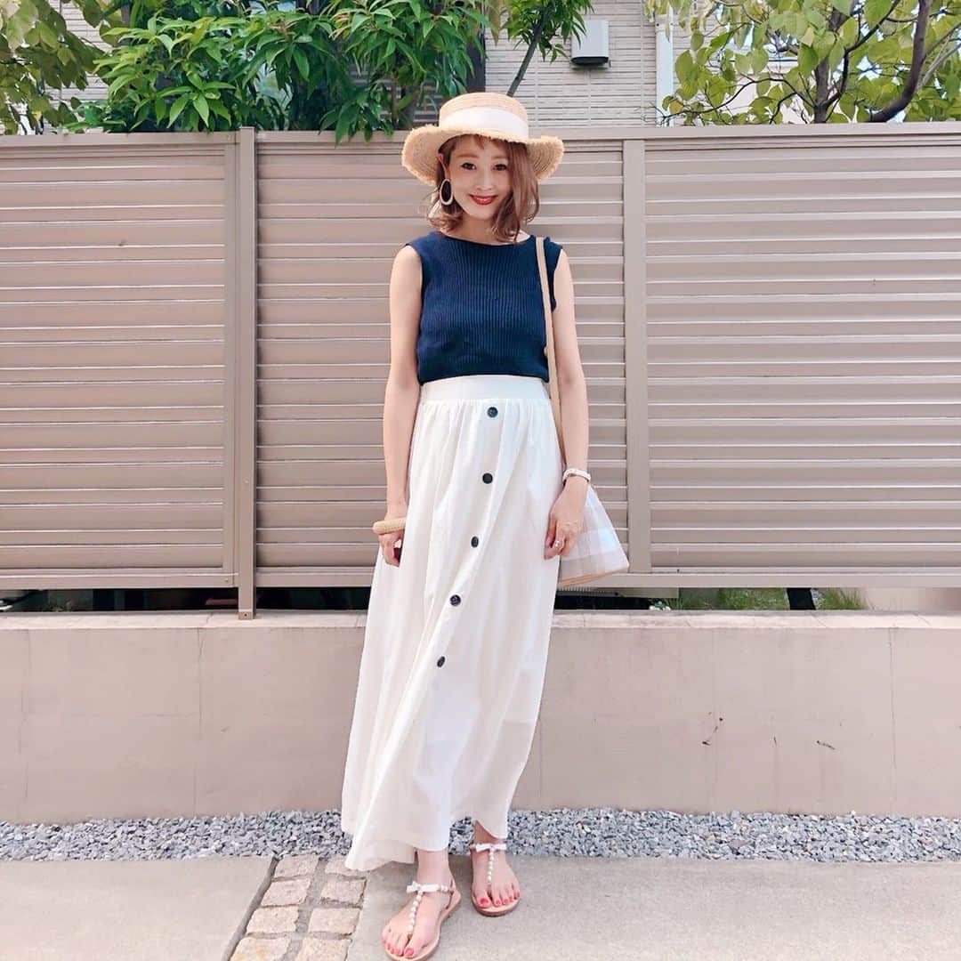 のインスタグラム：「〻pearl sandal〻 ・ ・ ・ 色んな服が着られて楽しい🥺 ・ 上下去年のものだけどサンダルは最近のもの。 @ladiesfashion.kandk のもの。 ・ ここのサンダルは可愛くて履きやすいから重宝してる◎ ・ ・ ▼SHOP LINE ID▼ @oxn9555q ・ この商品に使用できる500円OFFクーポンをLINEで配布中。 ・ LINEの友達登録でコードが配布されるから是非友達登録してみてね☺︎ ・ ・ ・ shoes▶ @ladiesfashion.kandk skirt▶ @myu____official hat▶ @mode_robe_official bag▶ @shes_closet ・ ・ ・ #ファッション#コーデ#fashion#ママ#ママコーデ#プチプラコーデ#大人カジュアル#ヘアアレンジ#大人可愛い#ジユジョ#シンプルコーデ#158cmコーデ #158cm  #夏コーデ#mamagirl#ママリ#ママリファッション#kandk_shopstore#令和ベイビー #KandK#locari#lucrajp#男の子ママ #産後ファッション#授乳コーデ #授乳ファッション#shes_closet」