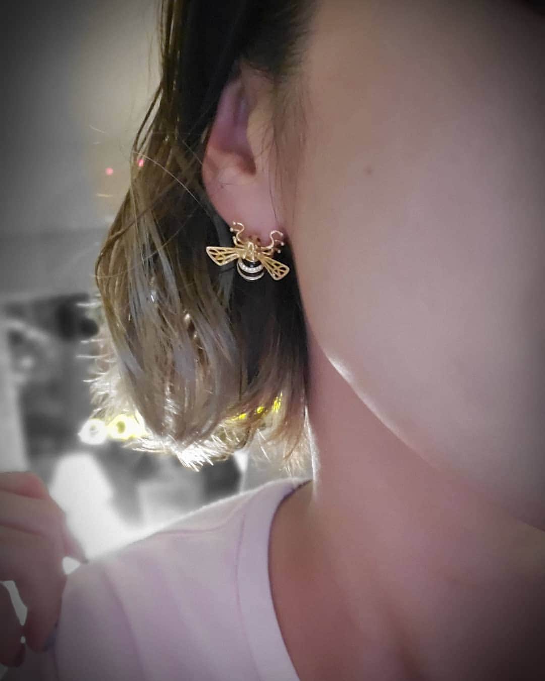 のインスタグラム：「お気に入りのピアス♥️ 耳たぶにBeeがとまってる。。。 きゃー😆  #ピアス #お気に入り #bee  @mioharutaka」