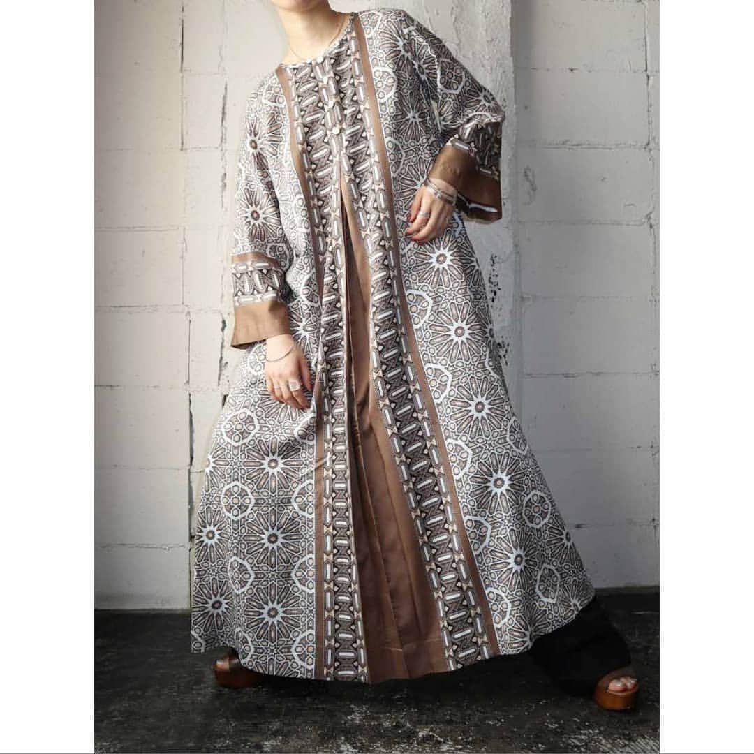吉祥寺 古着屋 Orfeoのインスタグラム：「Vintage Arabesque Pattern Dress  #orfeo #kichijoji #tokyo #vintage #used #fashion #coordinate #outfit #オルフェオ #吉祥寺 #東京 #古着 #古着屋 #ヴィンテージ #ユーズド #ファッション #コーディネート  掲載商品のお問い合わせはメールにて承っております。コメント、DMでのお問い合わせは受け付けておりませんのでご了承ください。」