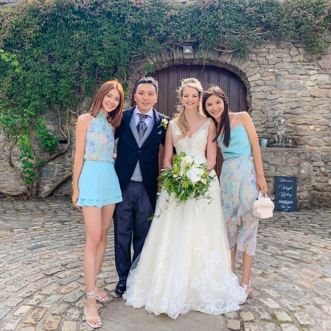 Elva Niさんのインスタグラム写真 - (Elva NiInstagram)「Twins together again, attending our highschool best friend's wedding! Congratulations Felicity & Yabo~ wishing you endless love and the most happy life together ❤️ #Mr&MrsCui #Flabo #travelwithelva  #twinsisters  @jen815 #elvaootd」8月19日 12時28分 - misselvani
