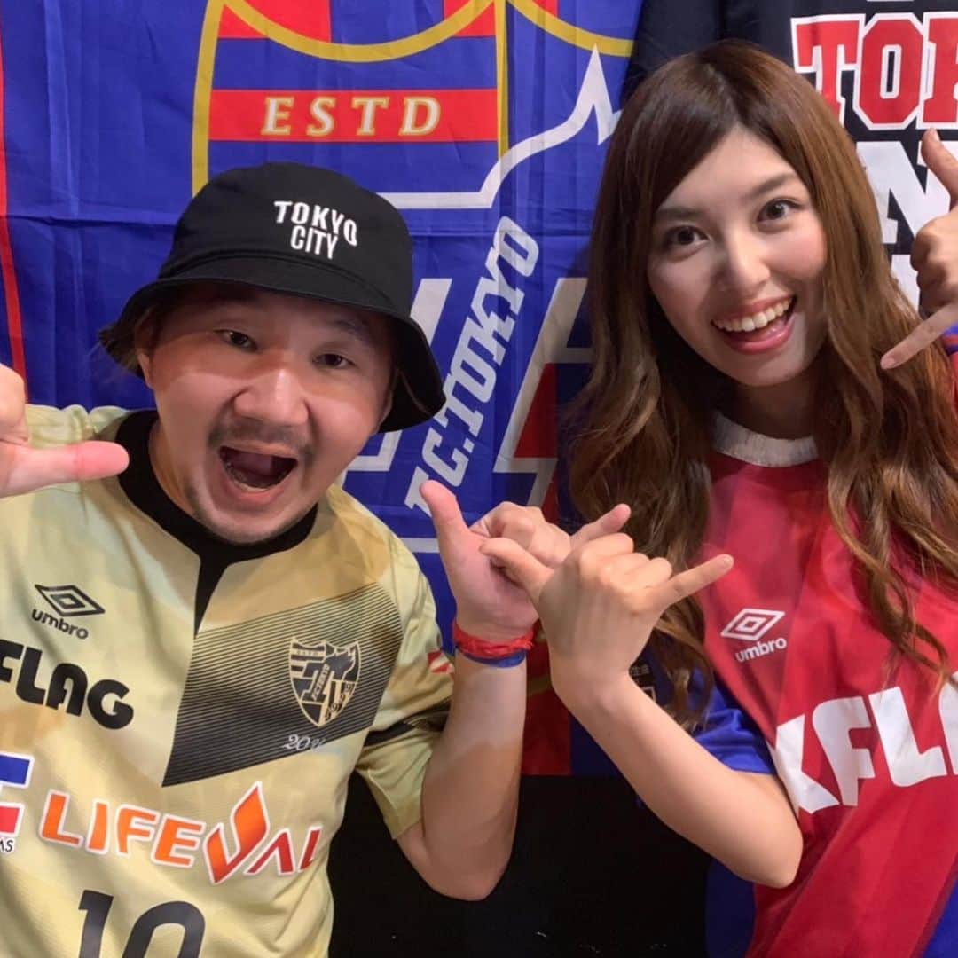植田朝日のインスタグラム：「🔵🔴﻿ ﻿ 昨日の劇団コラソン 「ユルネバ」最終日、日替わりゲストは^ゆりかる^こと橘ゆりかちゃん。﻿ ﻿ てか、2ショット撮るのなんて何年振りだろう⁉️﻿ ﻿ 19番かぶりだったので背中もパチリ！w﻿ ﻿ ユルネバだよ、ユルネバ‼️﻿ ﻿ #劇団コラソン #ユルネバ #tokyo12 #橘ゆりか」