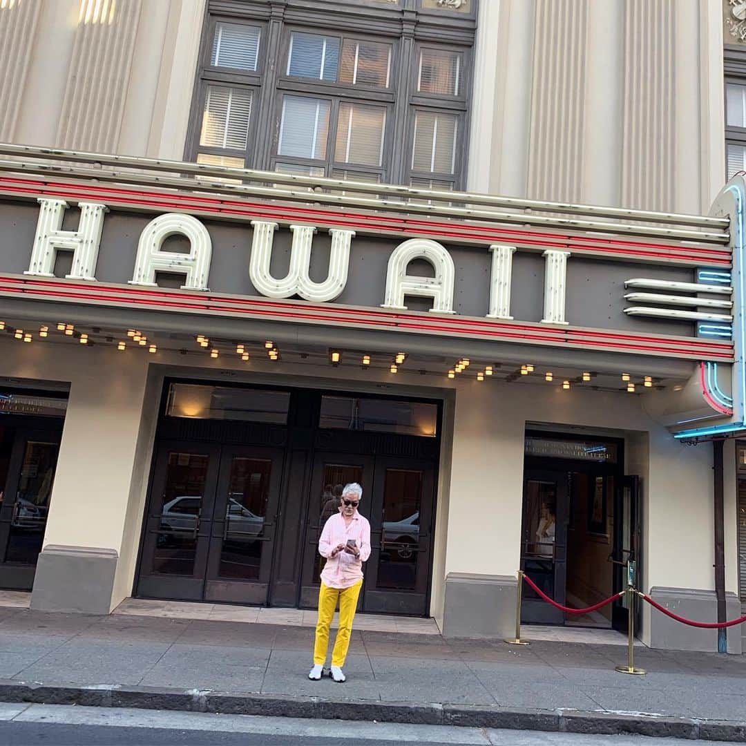 mioさんのインスタグラム写真 - (mioInstagram)「久しぶりに父と合流。 ごはん食べにハワイに来ました。 #hawaii #papa . オフィスのメンバーがお盆休み明けてうれしくてしょうがない笑(休み中も連絡しすぎてごめんね🙄) 今日から再びバシバシ連絡取り合いながらやっていきます！👩🏻‍💻」8月19日 12時40分 - mio_harutaka