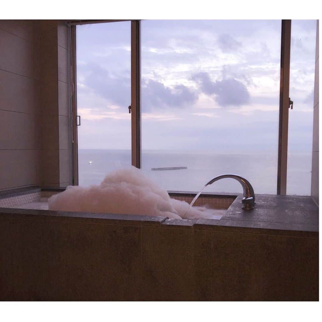 保科真紀さんのインスタグラム写真 - (保科真紀Instagram)「.﻿ どれだけ泡立つかということを伝えたい。﻿ #uka#オーガニックボディケア﻿ #ボディーウォッシュ でつくる﻿ #バブルバス 🛁💕﻿ お泊まりにもキャリーに入れて﻿ ついつい持って行ってしまう😌﻿ ﻿ #bodywash#hug﻿ #bodyoil#dream﻿ ﻿ #日の出まち#朝風呂﻿ お気に入りの#ホテルミクラス﻿ 最近贅沢ばっかりさせてもらってるから﻿ 色々ちゃんとしないと。笑﻿ ﻿ ﻿ #ウカ#泡風呂#bathroom #bathtime#cosme#beauty#オーガニック#コスメ#コスメ好きさんと繋がりたい ﻿ ﻿ ﻿」8月19日 12時34分 - uka_makihoshina