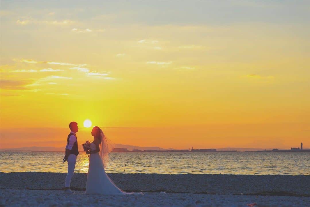 CLAIREのインスタグラム：「サンセット&海のロケーション撮影が、最高の季節です✨ ・ @clairebridalstudio」