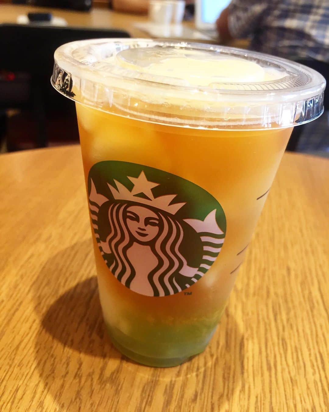 原田麻子さんのインスタグラム写真 - (原田麻子Instagram)「フローズン 煎茶グリーンアップル  今回はコメントでオススメしてもらったブラックティーに変更  オホホ〜おいしー！ 煎茶も美味しいし同じ色の果物とティーの組み合わせが好きだから 勇気がいったけど ブラックティーとあおりんご とても好きだ…またたべる  #starbucks #スタバ」8月19日 12時42分 - achakoko