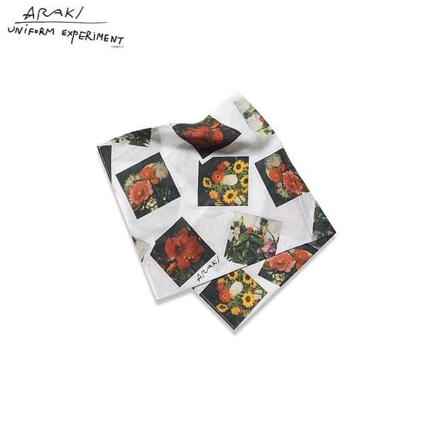 のインスタグラム：「NOBUYOSHI ARAKI x uniform experiment “FLOWER” 2019.8.31(sat) Release at SOPH.shops & official dealers. 2019.8.21(wed) Pre-Release at ISETAN MEN’S 6F as Pop-Up event. 2019.9.2(mon) Release at SOPH. OnlineStore. . POLAROID BANDANA : ¥3,500+TAX . #uniformexperiment #荒木経惟 #荒木経惟xUE #荒木経惟xuniformexperiment #NobuyoshiARAKI #NobuyoshiARAKIxUE #NobuyoshiARAKIxuniformexperiment #FLOWER #SOPH20thProject #FRAGMENT #FRGMT @fujiwarahiroshi  www.arakinobuyoshi.com」