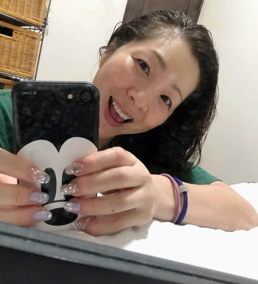 井上貴子のインスタグラム：「ネイリストやべっちが 臨月&子育て中にてお休み中。  アタシはセルフネイルを課せられ お友達のけーちゃんの手を実験台にして、自分の手でも試行錯誤しながら…  失敗を繰り返しながら…  なんかイロイロ出来るようになってきたよ（笑）  ただ… やべっちのように長持ちしない。  弱いんだよね〜 細部までちゃんとできてないんだろうね。  それにしても レクチャーなしの 見よう見まねで よくここまで出来てるよね？ （笑）  自画自賛（笑）（笑）  しばらく試合もしないので 長さ出しのネイルに挑戦^ ^  LLPW-Xのスタッフが セルフネイルをやってる アタシのことを グランジェさんに話したら セルフネイルセットを 送ってきてくださり…  とても発色が良く スタイリッシュで 早速使ってみたよーん^ ^  Happyで^ ^  #井上貴子  #LLPWX #女子プロレス #紅緒と柊音 #トイプードル #セルフネイル #コイケケイコ #グランジェ」