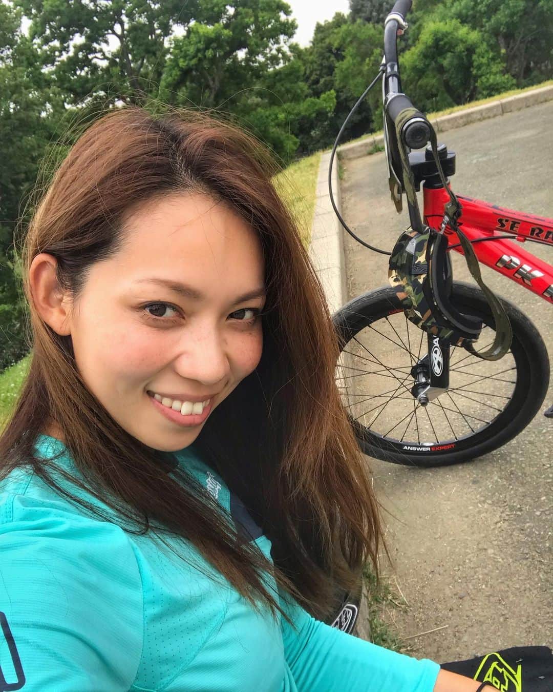 飯端美樹のインスタグラム：「Back at my home track.  私の夏休みは終わりました🙌🏼 数週間トレーニングも練習も一切しなかったら、体重落ちてしまったのに、自転車乗ったら体めっちゃ重かった😅 次に向けて徐々に戻していかないと💪🏼 #bmxlife」