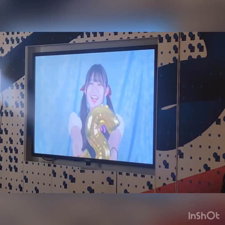 松本愛花のインスタグラム：「🎸 * * * * 手にゴムつけたままで 撮り直しになったやつ😂😂 最後のパンチは一体なんなのやろうか。(笑) * * * * #がんばって青春 #制服 #ツインテール #ストレートヘア #スパガ #松本愛花」