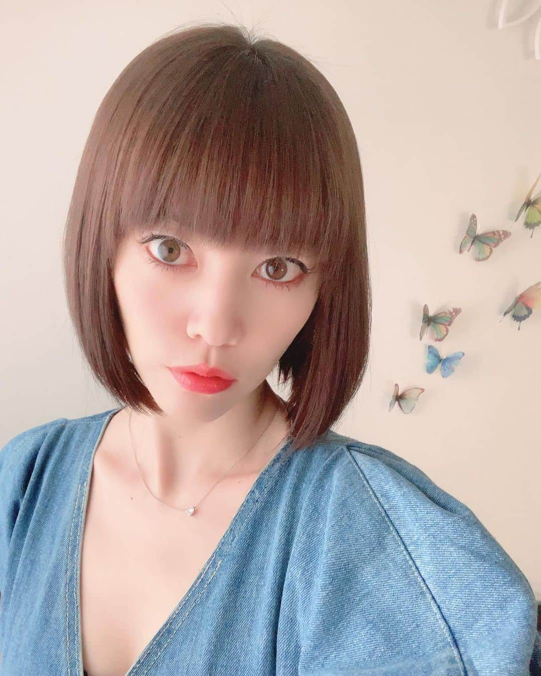 松下萌子さんのインスタグラム写真 - (松下萌子Instagram)「#ヘアードネーション しました。 まだまだ知られてないヘアードネーション。 「ヘアドネーション」とは、癌や白血病、先天性の無毛症、不慮の事故などにより髪の毛を失った子供たちに、皆様に寄付していただいた髪の毛を使用して、完全オーダーメイドの人毛の医療用ウィッグを無償提供する活動です。  私の長い髪。 33センチ切りました。  31センチ以上は貴重との事。 サイトによりブリーチやパーマ（ストレートも含む）をしていたり、白髪が混じっても寄付出来ないと書いているところもありますが（私はそこに寄付しました） 15センチから、カラーしていたり、白髪があっても色んな使い方が出来るそうなので、髪を切る予定の方はヘアードネーションと検索してみて下さいね。 #ヘアドネイション  私の髪はまた、伸びます。 だから良いんです。 病気で、髪の毛が生えない人達が 少しでも笑顔になれればと。 #moecochalkart #drawing  #art  #japan  #japanese #artist #moeco #チョークアート #チョーク #アート #tokyo #picture  #絵 #artist #黒板 #japaneseartist #アーティスト #blackboard #handmade #art_overnight #초크아트 #drawing_expression #workshop #松下萌子 #chalkart  #arthubmedia #チョークアーティスト」8月19日 12時59分 - moecochalkart