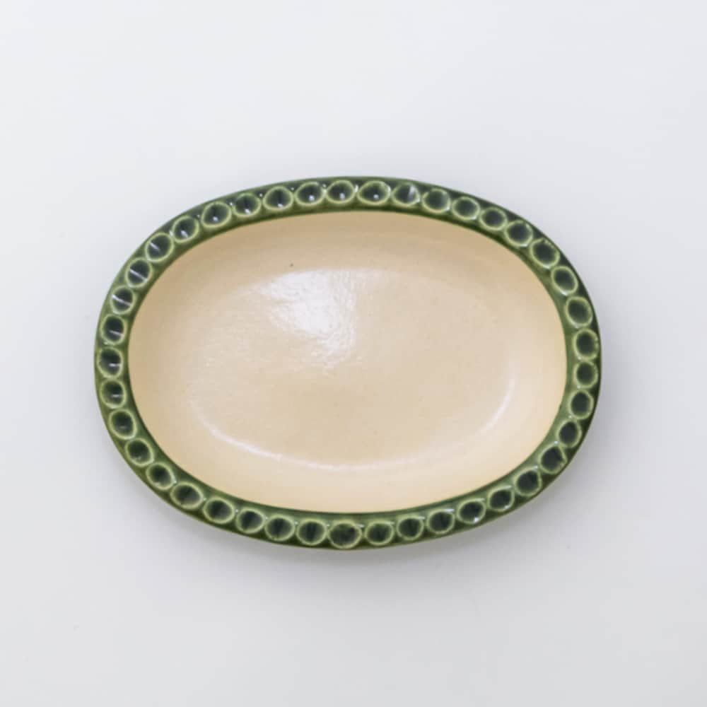 Komerco-コメルコ-さんのインスタグラム写真 - (Komerco-コメルコ-Instagram)「. atelier BOKKOのオーバル皿が再入荷しました🎉🎉 . 埼玉県にアトリエを構える #atelierBOKKO は 森や自然をイメージしたものや民族文様のモチーフを使い、ナチュラルな色使いとシンプルな形が特徴。 . このオーバル皿は、メインのおかずを盛るのにちょうどよい大きさです。 少し深さがありますので、パスタやカレーにもお使いいただけますよ✨ . ------------------------------- . atelier BOKKO / オーバル皿（森） . ▷こちらの作品はKomercoアプリでクリエイターから直接ご購入いただけます。 アプリ内「さがす」で「BOKKO」と検索してください🔎 . ▷iOS版Appダウンロードはプロフィールリンクから📲 ------------------------------- #komerco #komercoごはん #料理をもっと楽しく #鮭のクリーム煮 #オーバル皿 #昼ごはん #instafood #foodpic #cookinglove  #ブランチ #手しごと  #うつわ #うつわ好き  #テーブルスタイリング #夜ごはん #イタリアン #パスタ皿 #カレー皿 #メイン #豊かな食卓 #今日のごはん #プレート #ホムパ #いただきます #いつものいただきますを楽しく #クックパッド #cookpad」8月19日 13時00分 - komerco_official