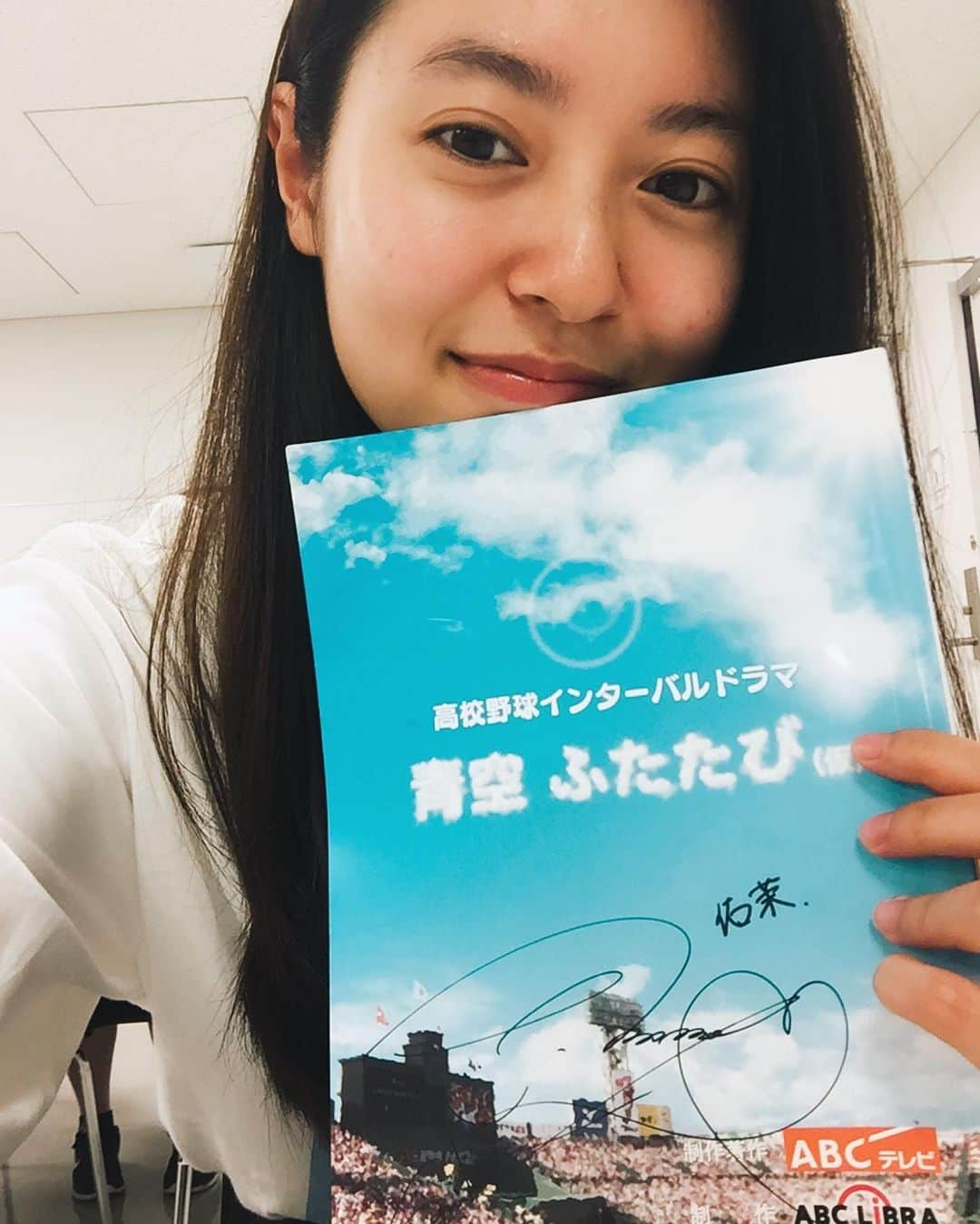 田辺桃子さんのインスタグラム写真 - (田辺桃子Instagram)「高校野球ショートドラマ『青空ふたたび』﻿ ﻿ 一昨日、最終回が放送されました﻿ ﻿ ご覧くださった皆様、ありがとうございました!﻿ ﻿ ﻿ 佑茉ちゃんの健気さや頑張り屋なところが視聴者のみなさんの心に届いていたらいいな。😌﻿ ﻿ TVerでは8/31まで全話見れるので﻿ ﻿ そちらでも是非☺︎﻿ ﻿ ﻿ そして！﻿ ﻿ 8/20 8:00〜 放送の「 おはようKOSHIEN101」に﻿ ゲストで出演させて頂きます!!﻿ ﻿ 甲子園の開幕の日に続いて2回目の生放送。﻿ 関西圏でお時間ある方はぜひご覧ください🕺🏼﻿ ﻿ #青空ふたたび  #おはようkoshien101」8月19日 13時01分 - momoko__tanabe