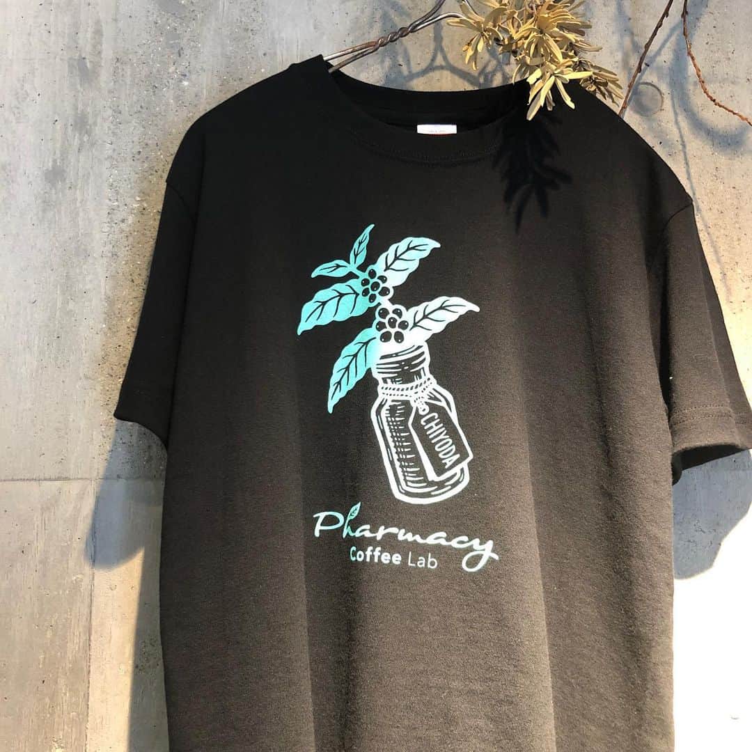 小林拓一郎さんのインスタグラム写真 - (小林拓一郎Instagram)「『@pharmacycoffeelab 』  名は体を表す。  薬瓶からコーヒーの木が飛び出して、タグには「CHIYODA（千代田）」の文字が。  この地に根付けるようにとの想いも込めて。  まだストックもございます。  お店でサイズ感などチェックしていただけたらと👍  そして、今また新しいデザインのTシャツも考案中。  スニーカー好きの方も結構集まってくれてるお店なので、そんな皆様に刺さるようなデザインをと。  @pharmacycoffeelab  ヤバイTシャツ屋さんをこれからもよろしくお願い致します🙏  #tdx #pharmacycoffeelab #ファーマシーコーヒーラボ #pcl #ファマコラ #nagoyacafe #名古屋カフェ #遊び方改革 #ヤバイtシャツ屋さん」8月19日 13時01分 - kobataku33
