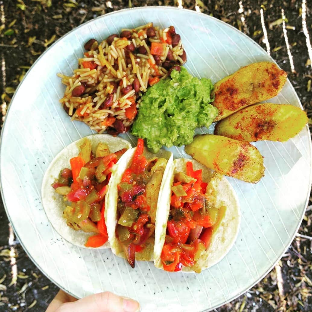 ロイ・ネルソンさんのインスタグラム写真 - (ロイ・ネルソンInstagram)「Tonight is tacos! But light menu recipe. Wife says we need to start the week off right. 🧠Thoughts?  Monday mailbag tomorrow.  #sundaydinner #chickentacos🌮  #chickenrecipes @ricosproducts #missionlowcarbtortillas #mexicanfood #healthystreettacos #hatchgreenchiles #plantain #salsamania #homemadefood #tacoguac #guacamole #riceandbeans #beansandrice #goodfood #beanz #avocado🥑 #sundaydinner🍴 #tonightsdinner #dinnertime🍴 #dinner_time」8月19日 13時02分 - roynelsonmma