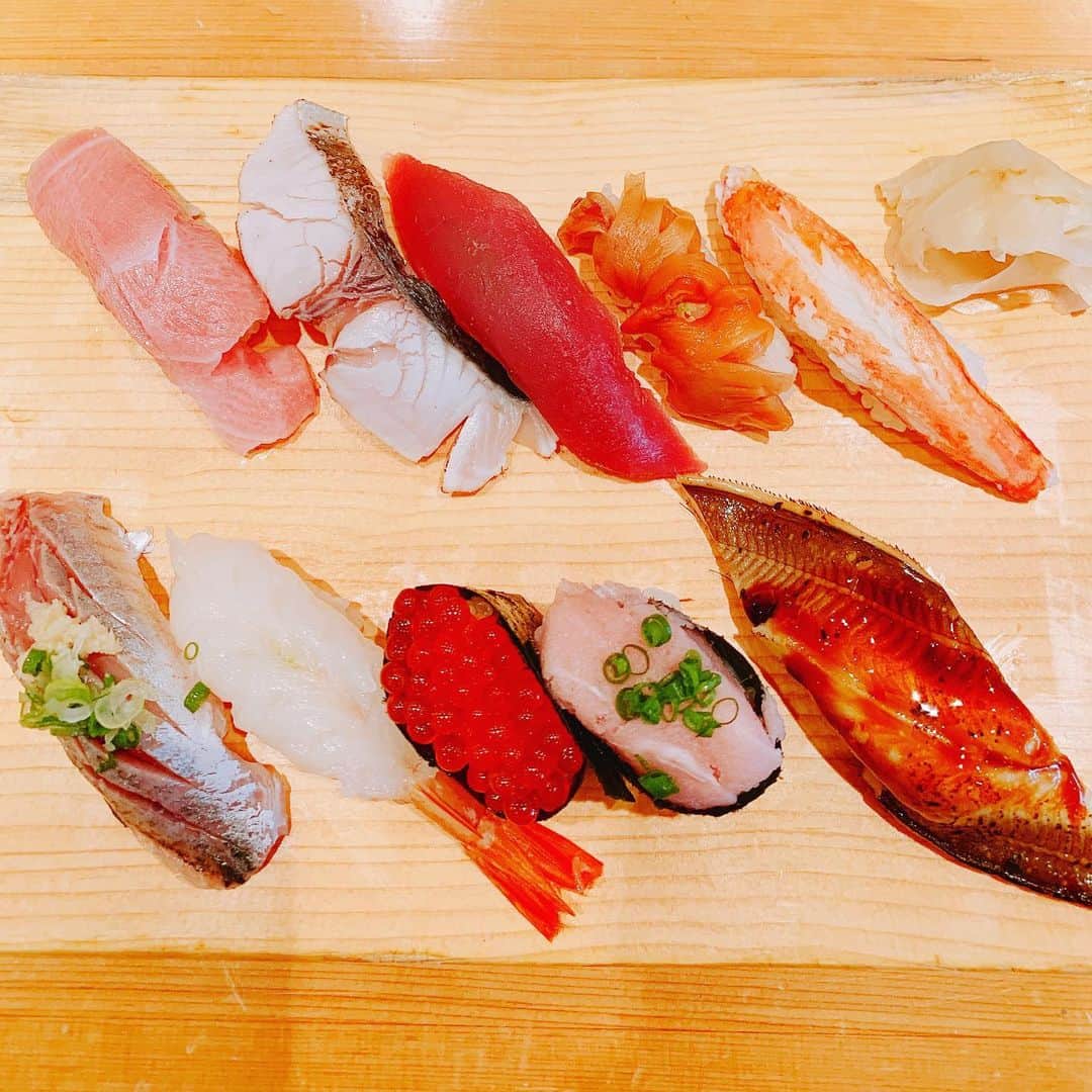 樫原伸彦さんのインスタグラム写真 - (樫原伸彦Instagram)「. まったく期待できないタイプの店構えの寿司屋にダイブ！w  意外や意外。  特選にぎり ◎  シャリが温い江戸前、赤酢使用。  お椀がついて、 税込1580円はなかなか。 ぜんぜん有り。  来るたびに海浜幕張が進化してるのが楽しい。  #sushi #寿司 #ランチ #lunch #千葉 #chiba #寿司やまと」8月19日 13時03分 - nobustagrammy