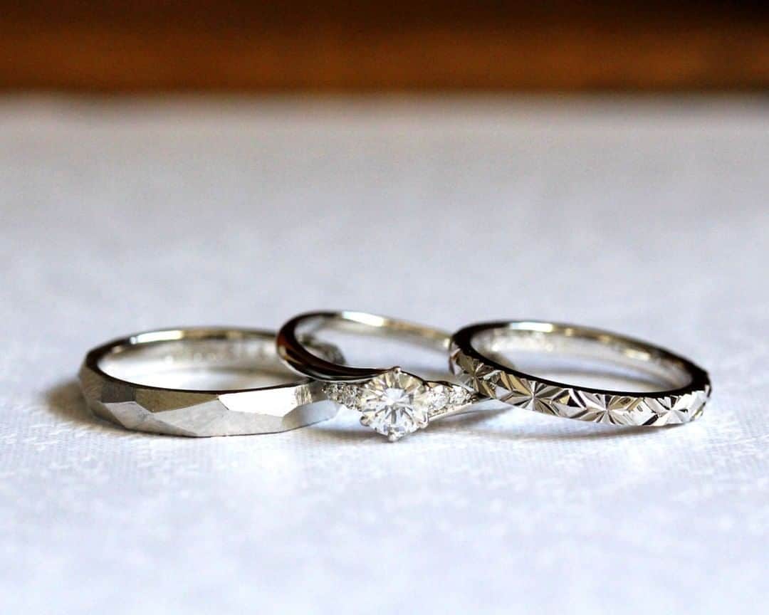 ith / イズ オーダメイド結婚指輪さんのインスタグラム写真 - (ith / イズ オーダメイド結婚指輪Instagram)「モチーフの異なる、3種類のデザイン。 . シャープなフォルムも 優美な曲線も、 全て自然界からヒントを得ました。 . 女性の指輪のセンターストーンは お母様から譲り受けた大切なダイヤモンド。 脈々と家族の繋がりを伝える あたたたかな婚約指輪が仕上がりました。 . . ▽ 指輪について 婚約指輪：オーンダ Pt900/0.2ct〜：263,000円〜 . 結婚指輪(男性)：クリスターロ Pt900：149,000円〜 . 結婚指輪(女性)：アニス Pt900：142,000円〜 . . 公式ハッシュタグ🤳✨ #イズマリッジ . . #結婚指輪 #婚約指輪 #プロポーズ  #マリッジリング #エンゲージリング  #指輪 #ダイヤモンド #ブライダルジュエリー  #婚約 #プレ花嫁 #ペアリング #指輪選び  #ウェディングドレス #ナチュラルウェディング  #指輪探し #結婚指輪探し #ゴールドリング  #オーダーメイドリング #結婚式準備  #ウェディング小物 #花嫁 #2019秋婚 #2019冬婚 #2020春婚 #一生もの #重ね付けリング  #プラチナ #家族の」8月19日 13時10分 - ith_marriage