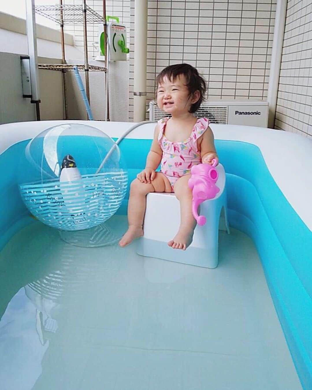 那須久美子さんのインスタグラム写真 - (那須久美子Instagram)「ベランダプール👙  毎日暑くてお外遊びできないから、ベランダにプール開きしました🏊‍♀️ amazonで買ったら予想外にデカくて🤣  でも楽しんでるみたいで良かった✨  ゾウさんのジョーロは必須の華様でした🐘💕 ＃1歳3ヶ月 #水着 #ベビースイミング #ベランダプール #👙」8月19日 13時10分 - nasu_kumiko