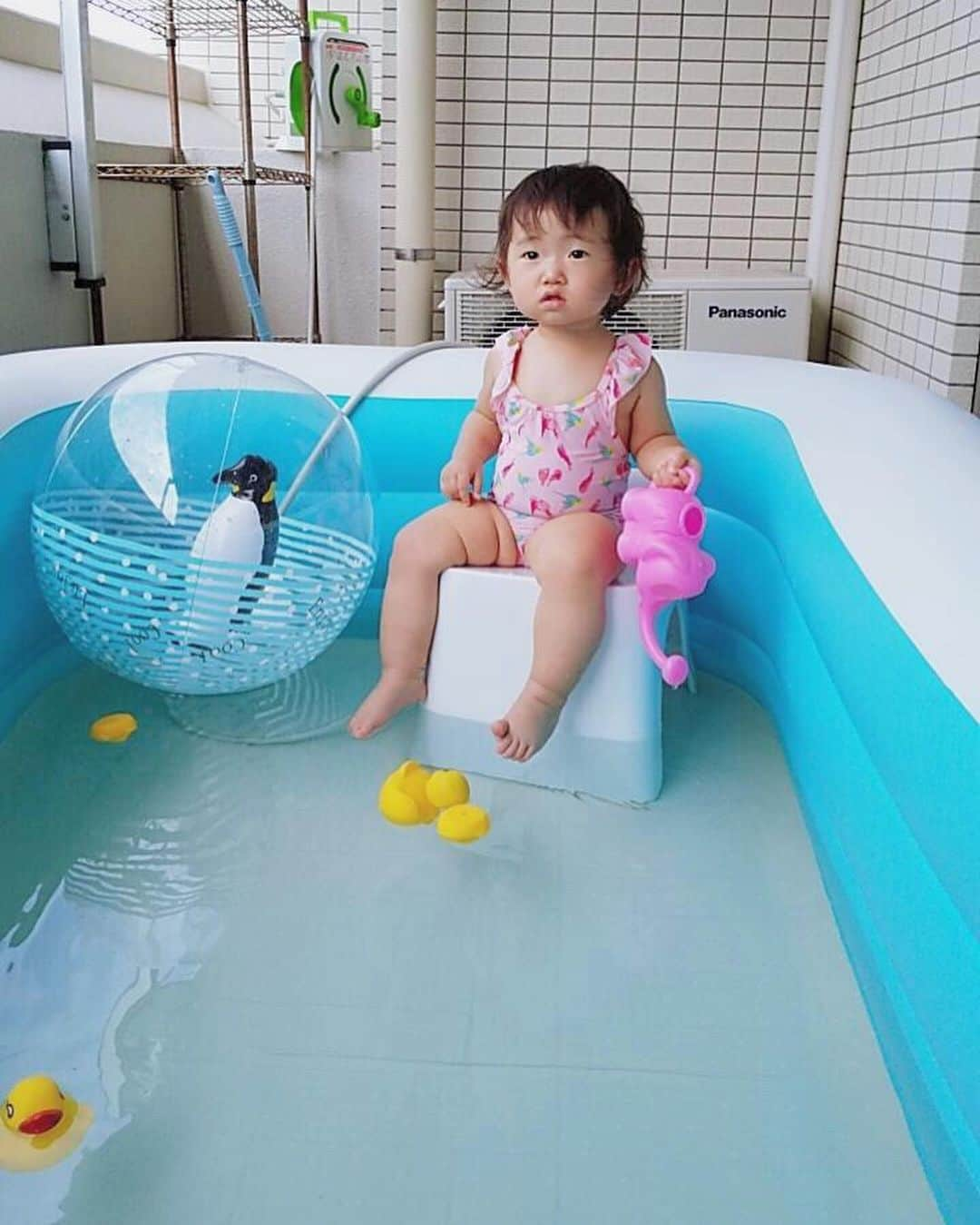 那須久美子さんのインスタグラム写真 - (那須久美子Instagram)「ベランダプール👙  毎日暑くてお外遊びできないから、ベランダにプール開きしました🏊‍♀️ amazonで買ったら予想外にデカくて🤣  でも楽しんでるみたいで良かった✨  ゾウさんのジョーロは必須の華様でした🐘💕 ＃1歳3ヶ月 #水着 #ベビースイミング #ベランダプール #👙」8月19日 13時10分 - nasu_kumiko