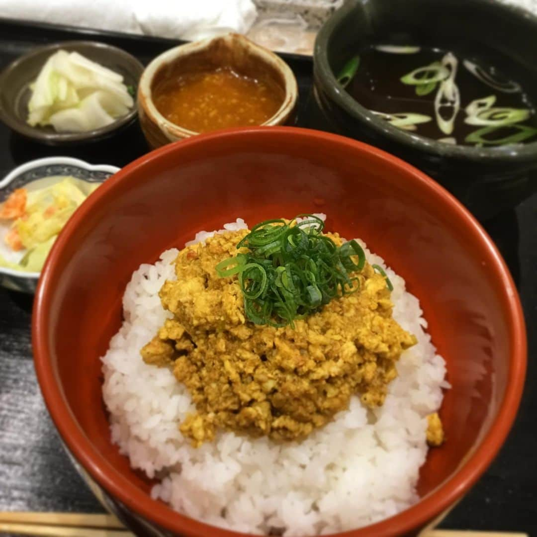 木村ひさしさんのインスタグラム写真 - (木村ひさしInstagram)「最高のおっさんの昼ごはん。 肉じるや3 夏じる(カレー)定食 見た目だとわかんないと思うけど、鶏キーマカレーを食べて、追いカレーをかけて食べて、肉吸いの肉なしをかけて食べる感じやねん #最高のおっさんのカレー ？ #2019チャレンジ第三弾」8月19日 13時12分 - kimura.hisashi