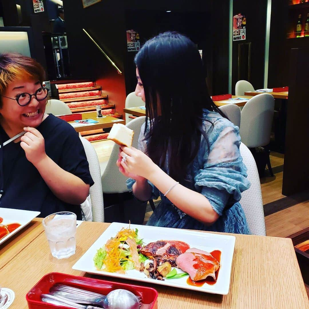 島谷ひとみさんのインスタグラム写真 - (島谷ひとみInstagram)「初日、俺のgrille &bakery無事に終了いたしました〜。 いらして下さった方々、会場を華やがせてくれたたくさんのお花💐、ありがとうございました。  まだまだ始まったばかり！  次のステージはまた内容ガラリと変わります！  お楽しみに❣️ しかし…  俺のgrille &bakeryさんのごはん美味し過ぎる！  バンドメンバーとガブガブ頂いちゃいました🍴  Tボーンステーキ🥩美味しかったです❣️ 名物パン🍞 「銀座の香り」。 美味しかったなぁ〜！！ そして、香りがいいこと！ クンクンしちゃいました👃  お店のスタッフの方々から20年のお祝いもしていただき、お花畑のようなパフェもいただきました❤️ ありがとうございました。  #20thanniversarylivetour  #俺grille&bakery #島谷ひとみ」8月19日 13時12分 - shimatani_hitomi_official