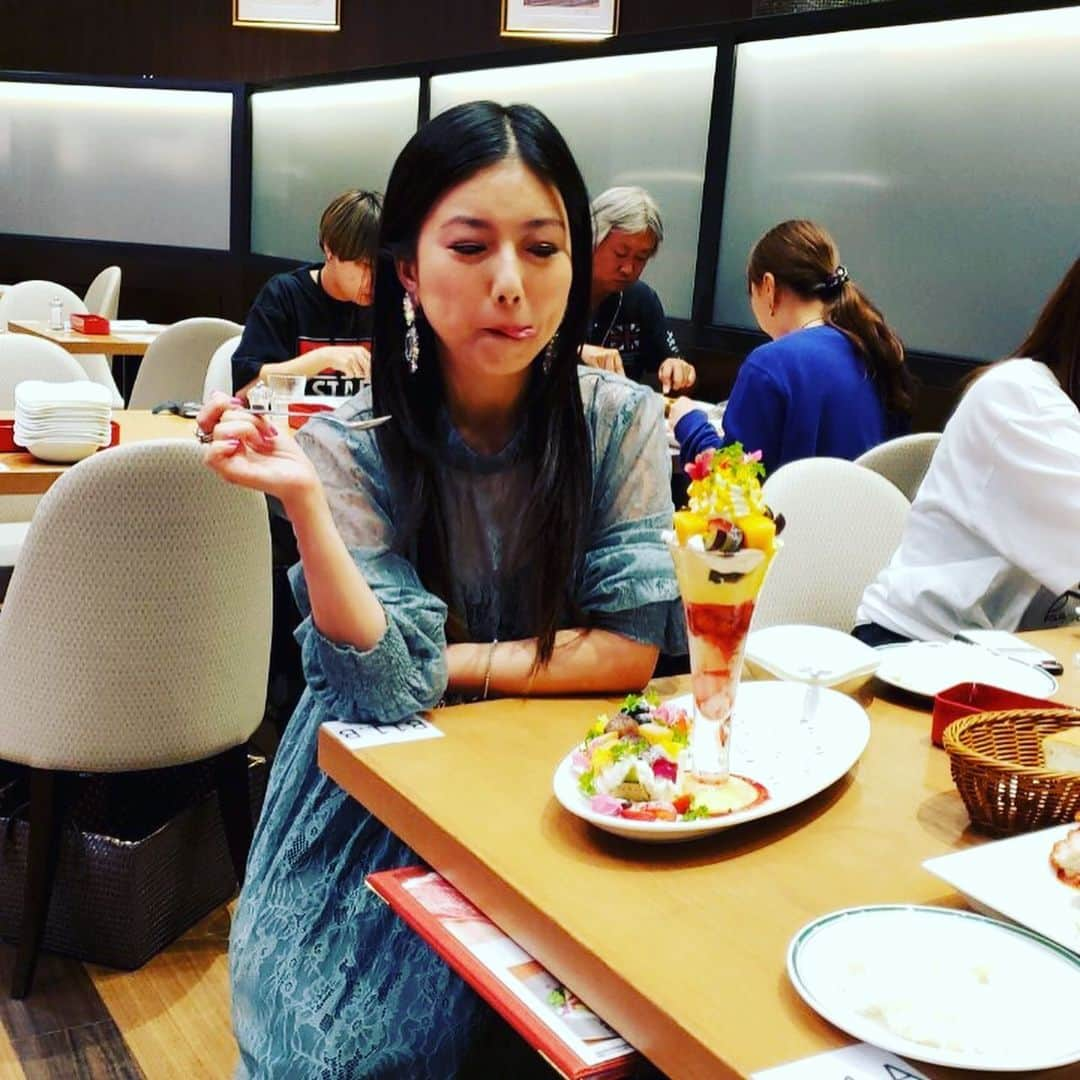 島谷ひとみさんのインスタグラム写真 - (島谷ひとみInstagram)「初日、俺のgrille &bakery無事に終了いたしました〜。 いらして下さった方々、会場を華やがせてくれたたくさんのお花💐、ありがとうございました。  まだまだ始まったばかり！  次のステージはまた内容ガラリと変わります！  お楽しみに❣️ しかし…  俺のgrille &bakeryさんのごはん美味し過ぎる！  バンドメンバーとガブガブ頂いちゃいました🍴  Tボーンステーキ🥩美味しかったです❣️ 名物パン🍞 「銀座の香り」。 美味しかったなぁ〜！！ そして、香りがいいこと！ クンクンしちゃいました👃  お店のスタッフの方々から20年のお祝いもしていただき、お花畑のようなパフェもいただきました❤️ ありがとうございました。  #20thanniversarylivetour  #俺grille&bakery #島谷ひとみ」8月19日 13時12分 - shimatani_hitomi_official