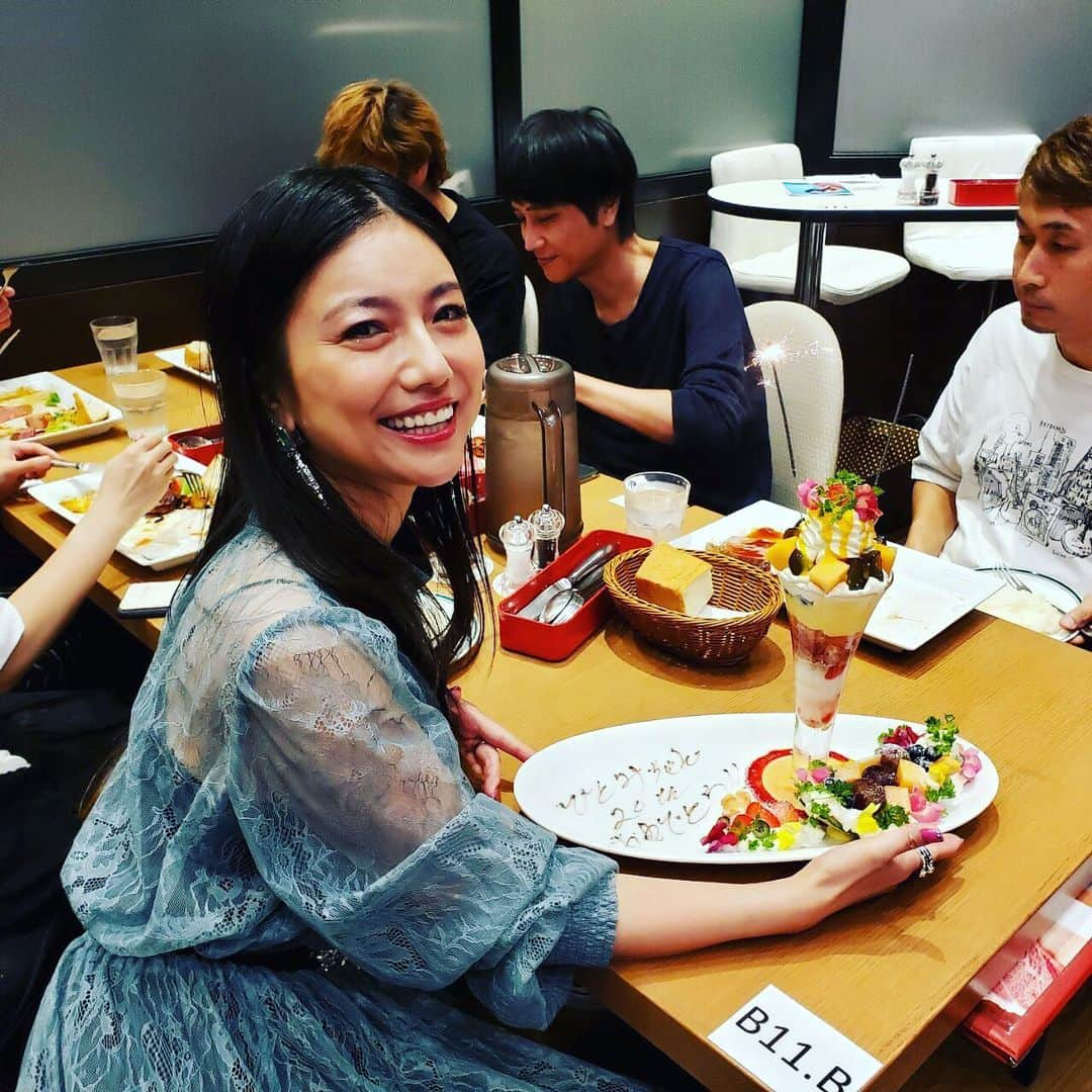 島谷ひとみさんのインスタグラム写真 - (島谷ひとみInstagram)「初日、俺のgrille &bakery無事に終了いたしました〜。 いらして下さった方々、会場を華やがせてくれたたくさんのお花💐、ありがとうございました。  まだまだ始まったばかり！  次のステージはまた内容ガラリと変わります！  お楽しみに❣️ しかし…  俺のgrille &bakeryさんのごはん美味し過ぎる！  バンドメンバーとガブガブ頂いちゃいました🍴  Tボーンステーキ🥩美味しかったです❣️ 名物パン🍞 「銀座の香り」。 美味しかったなぁ〜！！ そして、香りがいいこと！ クンクンしちゃいました👃  お店のスタッフの方々から20年のお祝いもしていただき、お花畑のようなパフェもいただきました❤️ ありがとうございました。  #20thanniversarylivetour  #俺grille&bakery #島谷ひとみ」8月19日 13時12分 - shimatani_hitomi_official