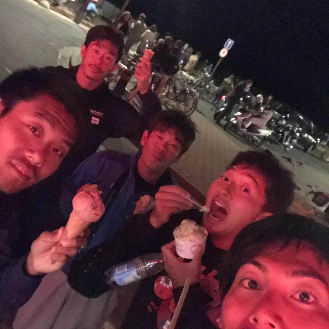 越川優さんのインスタグラム写真 - (越川優Instagram)「FIVBワールドツアー1starロード・第3戦 クノック・ヘイスト(ベルギー🇧🇪)大会は、17位タイで大会を終えました。  ワールドツアー初勝利を挙げたものの、予選突破出来ず…  次の決戦の舞台は、ルワンダ🇷🇼です🐘 今日移動し、木曜から本戦の出場となります🏐  #横浜メディカルグループ 所属  #ymg  #hrdエンジニア株式会社  #加賀電子株式会社  #株式会社朋栄社  #和興通信工業株式会社  #株式会社かとり  #株式会社デューク  #エルバランスアイズ  #株式会社ドリームオンライン  #gallery2  #claudiopandiani  #volleyballjunky  #ルックスオティカジャパン  #luxotticajapan  #oakley  @oakleyjapan  #有限会社ベストパフォーマンス  @best.performance2002  #酒井医療株式会社  #カラダファクトリー  @platform1440  #越川優  #yukoshikawa  #beachvolleyball  #ビーチバレー  #tokyo2020  @fivbvolleyball  #fivbworldtour  #1star  #池田隼平  #森岡大生」8月19日 13時16分 - yu_koshikawa