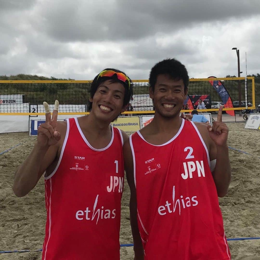 越川優さんのインスタグラム写真 - (越川優Instagram)「FIVBワールドツアー1starロード・第3戦 クノック・ヘイスト(ベルギー🇧🇪)大会は、17位タイで大会を終えました。  ワールドツアー初勝利を挙げたものの、予選突破出来ず…  次の決戦の舞台は、ルワンダ🇷🇼です🐘 今日移動し、木曜から本戦の出場となります🏐  #横浜メディカルグループ 所属  #ymg  #hrdエンジニア株式会社  #加賀電子株式会社  #株式会社朋栄社  #和興通信工業株式会社  #株式会社かとり  #株式会社デューク  #エルバランスアイズ  #株式会社ドリームオンライン  #gallery2  #claudiopandiani  #volleyballjunky  #ルックスオティカジャパン  #luxotticajapan  #oakley  @oakleyjapan  #有限会社ベストパフォーマンス  @best.performance2002  #酒井医療株式会社  #カラダファクトリー  @platform1440  #越川優  #yukoshikawa  #beachvolleyball  #ビーチバレー  #tokyo2020  @fivbvolleyball  #fivbworldtour  #1star  #池田隼平  #森岡大生」8月19日 13時16分 - yu_koshikawa