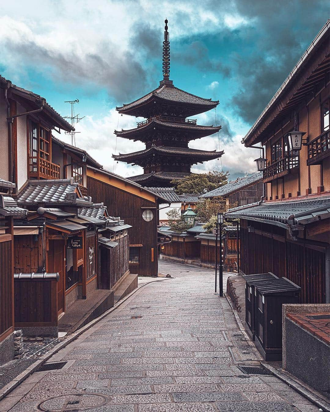 Valiant Language Schoolさんのインスタグラム写真 - (Valiant Language SchoolInstagram)「・ 📷: @daniilvnoutchkov ・ . 📍: Hōkanji Temple, Kyōto | 京都府八坂上町法観寺🇯🇵⛩ ・ Use #valiantjapanese for feature 📸 .」8月19日 13時17分 - valiantjapanese