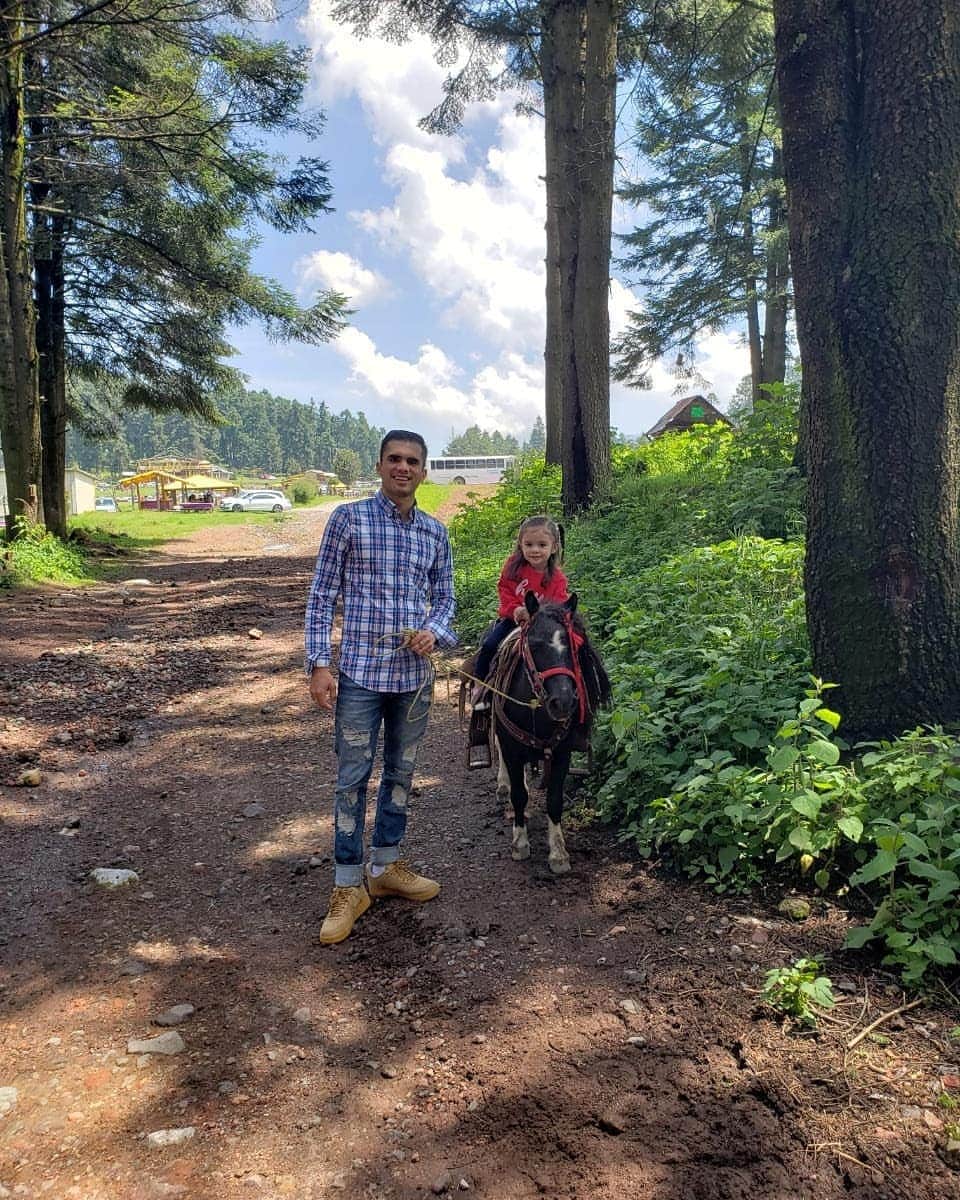 イヴァン・ガルシアさんのインスタグラム写真 - (イヴァン・ガルシアInstagram)「🐎🐴🌲🌲❤️❤️.... Domingo familiar, damonigo perfecto #familiagarciaespinosa」8月19日 13時19分 - ivangarciapollo
