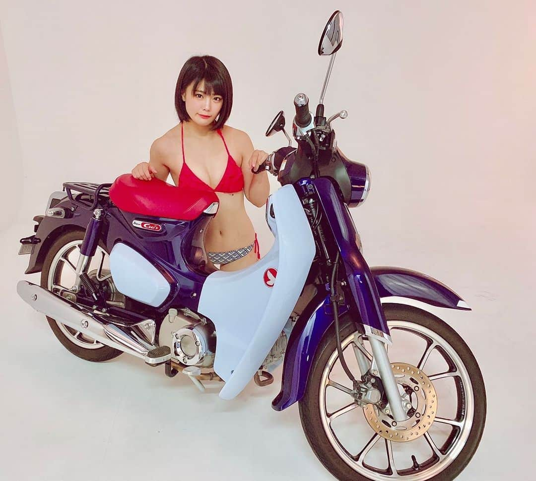 川村虹花さんのインスタグラム写真 - (川村虹花Instagram)「#バイクの日 #819の日 #バイク女子 #モトモト #撮影  久々の水着投稿🤫  いいね👍してね🥺」8月19日 13時22分 - nanaka_kawamura