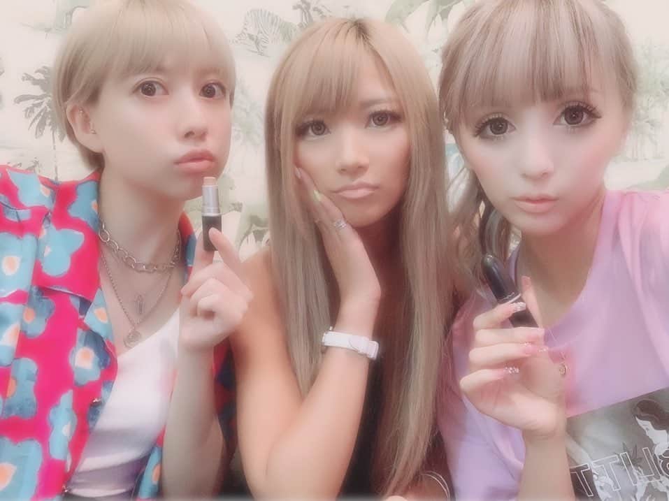 のインスタグラム：「シス会withミス💄❤️ . これで何回めの開催でしょう？🤔 3回目だか4回目の開催となりましたシス会💄 . 今回も根本隊員が遅刻をし、全員揃ってからミスを塗ってシス会がスタートとなりました。 . 3枚目の画像のあややさんはミスを塗るのを拒否して赤リップな様子ですね。🤔 . カラオケに居ても歌わず、その後も居酒屋で話し続けるという、それ。家でいいんじゃないの？な、楽しい会でした☺︎ . 次回はアクティブに動くのでしょうか？ とっても楽しみです！∩^ω^∩ . . . #シス会 #ミスを塗る #シス #MAC #廃盤 #昔は #神リップ #💄 #シス会の今後が #楽しみです #💩」