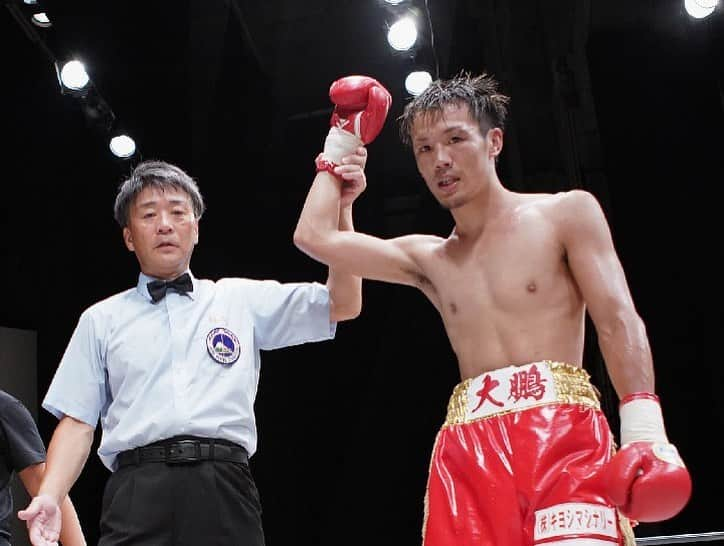 川上じゅんさんのインスタグラム写真 - (川上じゅんInstagram)「昨日のボクシングの試合🥊 メインの試合 大里 拳(大鵬)VS佐伯瑠壱斗(岐阜ヨコゼキ) #jbc  #boxing  #boxeo #BoxingReferee #BOXINGMOBILE #川上じゅんレフェリー  #川上じゅん ※フォト撮影:大囿周作氏」8月19日 13時32分 - kawakami_j