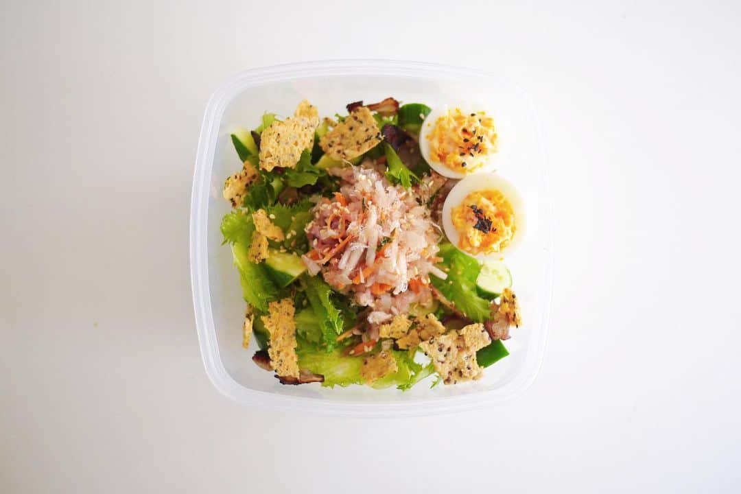 のインスタグラム：「今日のサラダお弁当🥕🥚 ・ 大根と人参を梅肉で和えて、大葉と胡麻を入れました☺︎ ・ ・ Whole Foodsで買ったキヌア入りパリパリチーズもadd👌🏽🧀 ・ #お弁当 #salad #サラダ #サラダランチ #slohasholic #bpafree  #bpaフリー #sistema #sistemaplastics  #superfood #スーパーフード #healthylifestyle #eatclean #わっちのサラダ #quinoa #キヌア #wacchiskitchen」