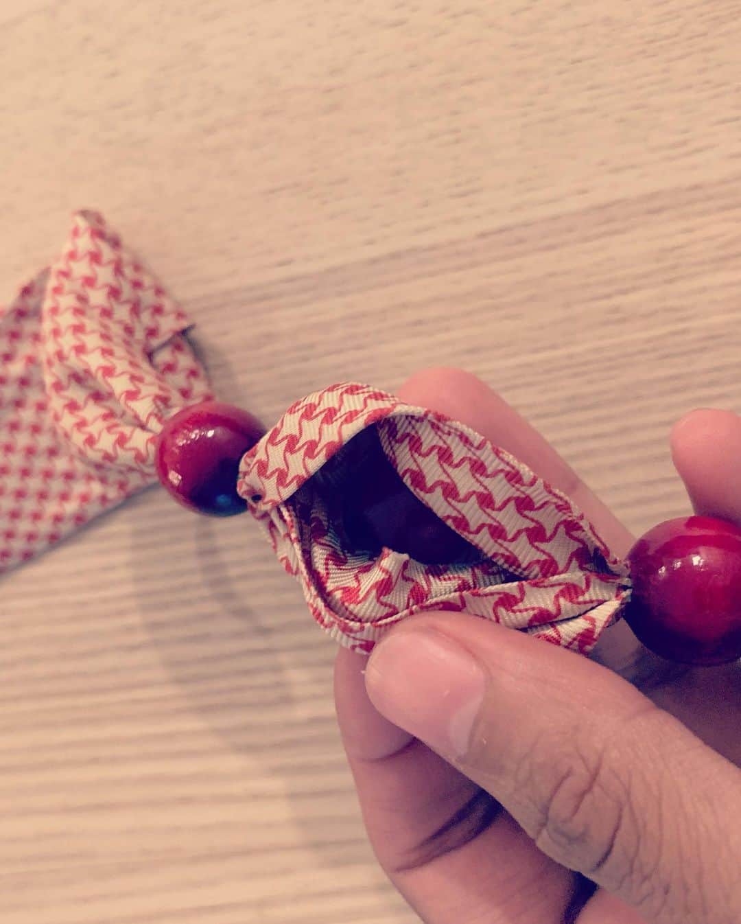 UNOさんのインスタグラム写真 - (UNOInstagram)「necktie necklace🎀 ・ ネクタイと木のビーズ(私はクリスマスの飾りを壊して使いましたw) ・ 作り方は写真とムービーをご覧ください🎨針も糸もペンチもなーんにも使わないから簡単です☺︎💐 #necktie #necklace #ワンピース #プーさん　#unonofuku」8月19日 13時24分 - unoboooo