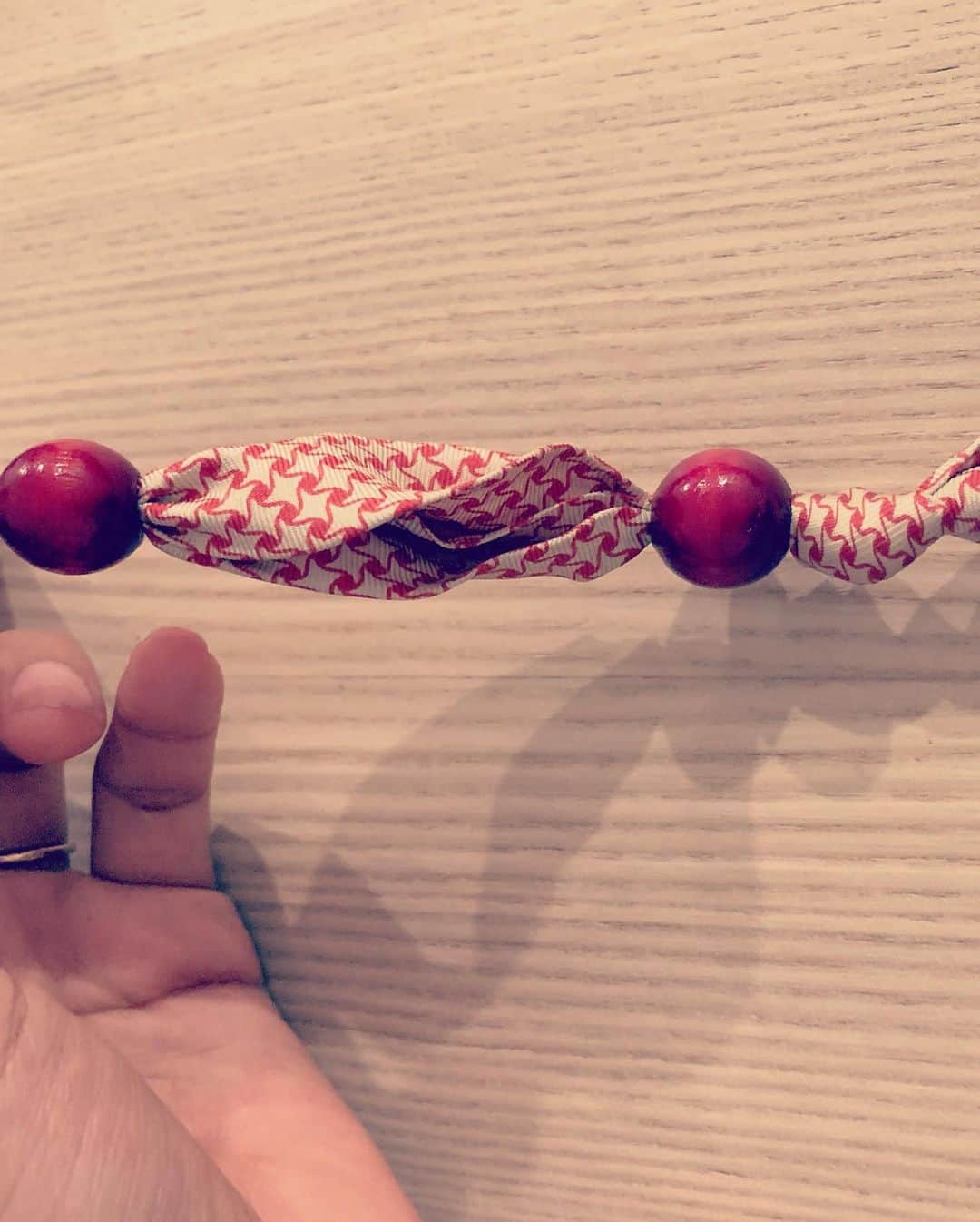 UNOさんのインスタグラム写真 - (UNOInstagram)「necktie necklace🎀 ・ ネクタイと木のビーズ(私はクリスマスの飾りを壊して使いましたw) ・ 作り方は写真とムービーをご覧ください🎨針も糸もペンチもなーんにも使わないから簡単です☺︎💐 #necktie #necklace #ワンピース #プーさん　#unonofuku」8月19日 13時24分 - unoboooo