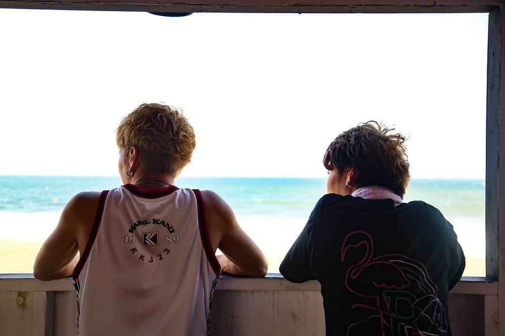 敬太郎さんのインスタグラム写真 - (敬太郎Instagram)「「今年は二人になっちまったなぁ。」 とかエモく話してそうに見えますが 「海入りたいなぁ〜〜🏊‍♂️」 言うております。  photo by SERINA  #天気悪かったので #大荒れだった #海 #OTODAMA #海の家でライブ」8月19日 13時26分 - keitaro_bnv_0507