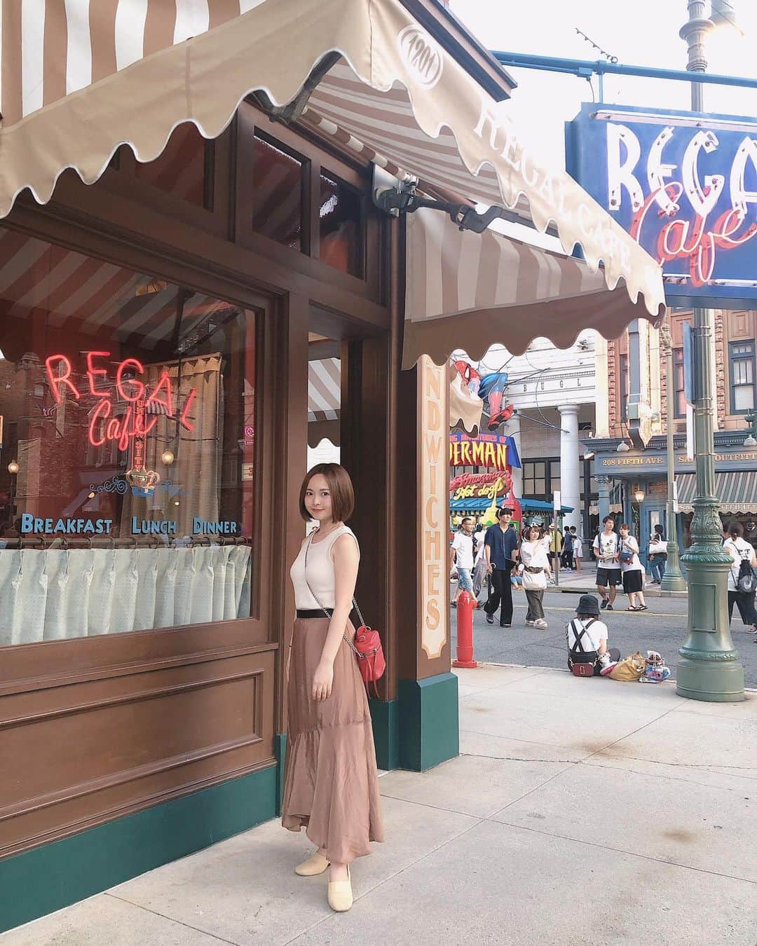 のインスタグラム：「usj🇺🇸 今回のハイライトはハリポタ待たずに乗れたこと🥳 ． 📸旦那さんはいつも構図にこだわるっ！って、 写真撮る時こだわりを持って撮ってくれます🤣❤️ 私より映えを気にしてるかもしれん🤔🤳 おかげで脚長効果👫笑」