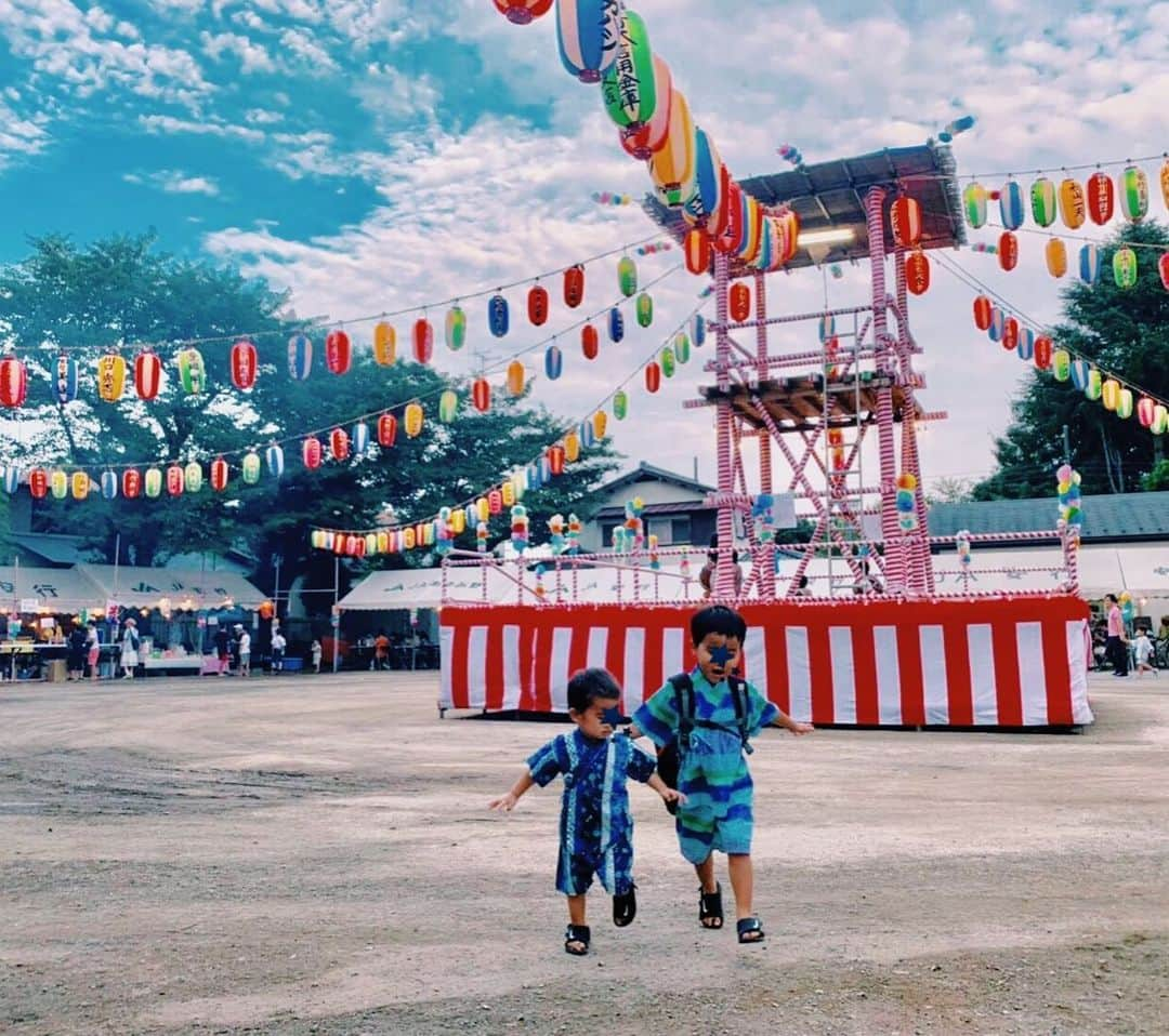 小池真友さんのインスタグラム写真 - (小池真友Instagram)「昨日もお祭りに行けたぁー！！ 幼稚園のママさんとはるとの友達と❤️🥺 地域のお祭りの雰囲気好き。 ビールの味苦手なんだけどお祭り行くとなぜか飲みたくなるんだよなぁ🤤🍺 . #お祭り」8月19日 13時33分 - koikemayu_