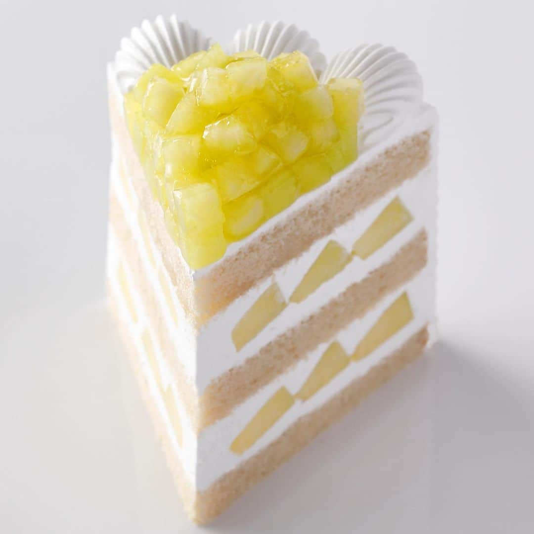 ホテル ニューオータニさんのインスタグラム写真 - (ホテル ニューオータニInstagram)「“Extra Super Melon Shortcake”﻿﻿ Patisserie SATSUKI﻿﻿ ﻿﻿ Try this luxurious cake using one third of the finest Shizuoka muskmelon(per piece)!﻿﻿ ﻿﻿ 『エクストラスーパーメロンショートケーキ』﻿﻿ パティスリーSATSUKI﻿﻿ ﻿﻿ 静岡県産マスクメロンの約3分の1を1ピースに使用した、最高に贅沢なショートケーキ。﻿﻿ ﻿﻿ #パティスリーsatsuki #パティスリーサツキ #エクストラスーパーメロンショートケーキ #スーパーシリーズ #マスクメロン #メロン #ケーキ #パティスリー #赤坂 #ホテルニューオータニ﻿﻿ #patisseriesatsuki #extrasupermelonshortcake #shortcake #melon #muskmelon #patisserie #beautifulcake #tokyo #akasaka #thepreferredlife @hotelnewotanitokyo」8月19日 13時42分 - hotelnewotanitokyo